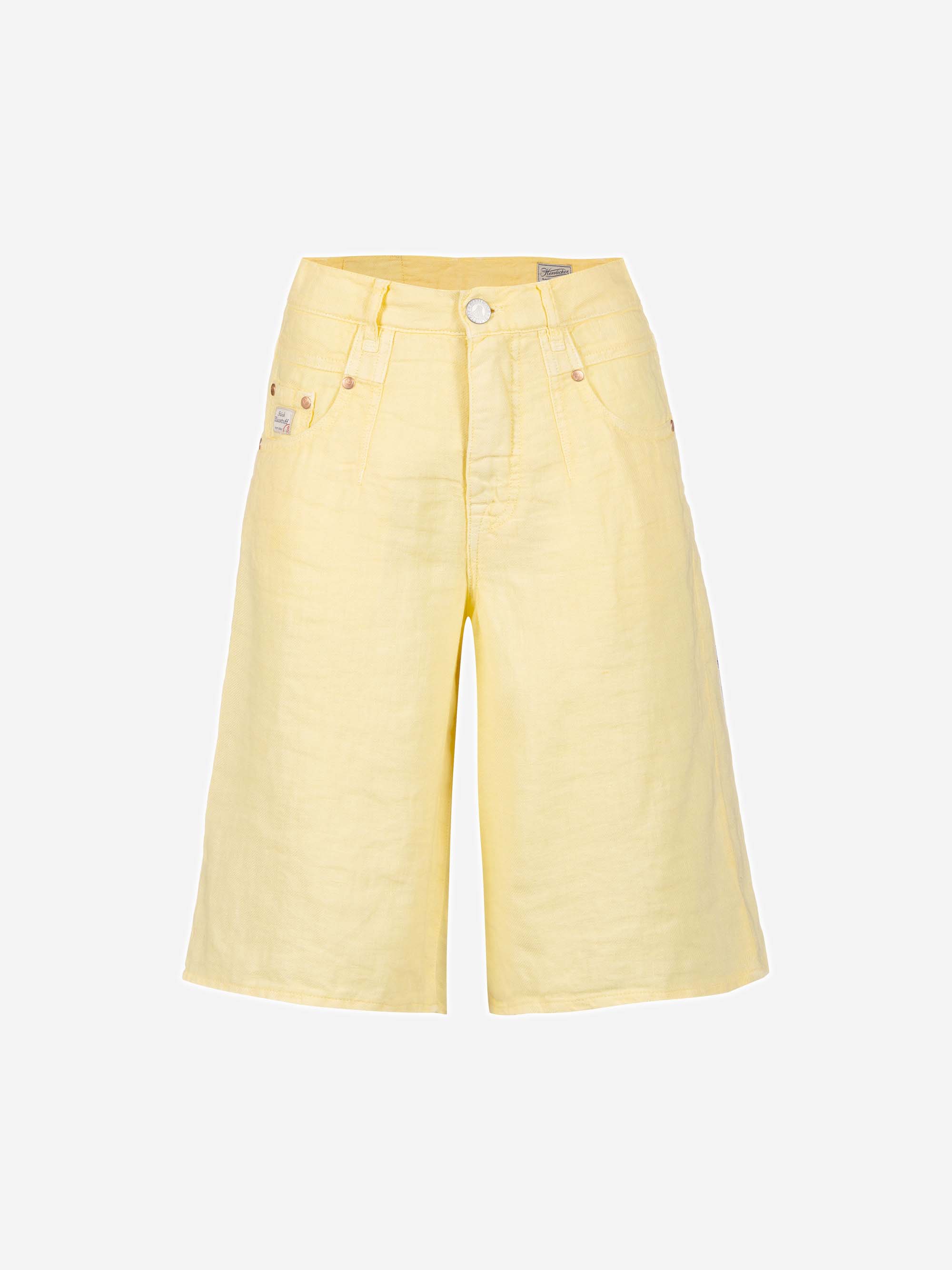Gelbe knielange Shorts mit weitem Bein, Knopf- und Reißverschluss vorne, Gürtelschlaufen und Seitentaschen auf einfarbig weißem Hintergrund.