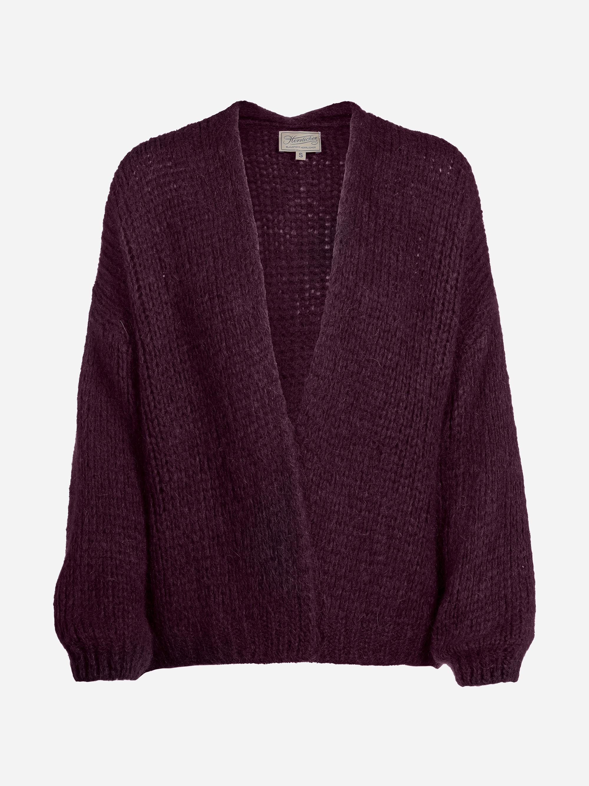 Burgunderrote, langärmelige Strickjacke mit offener Vorderseite und gerippten Bündchen auf hellem Grund.