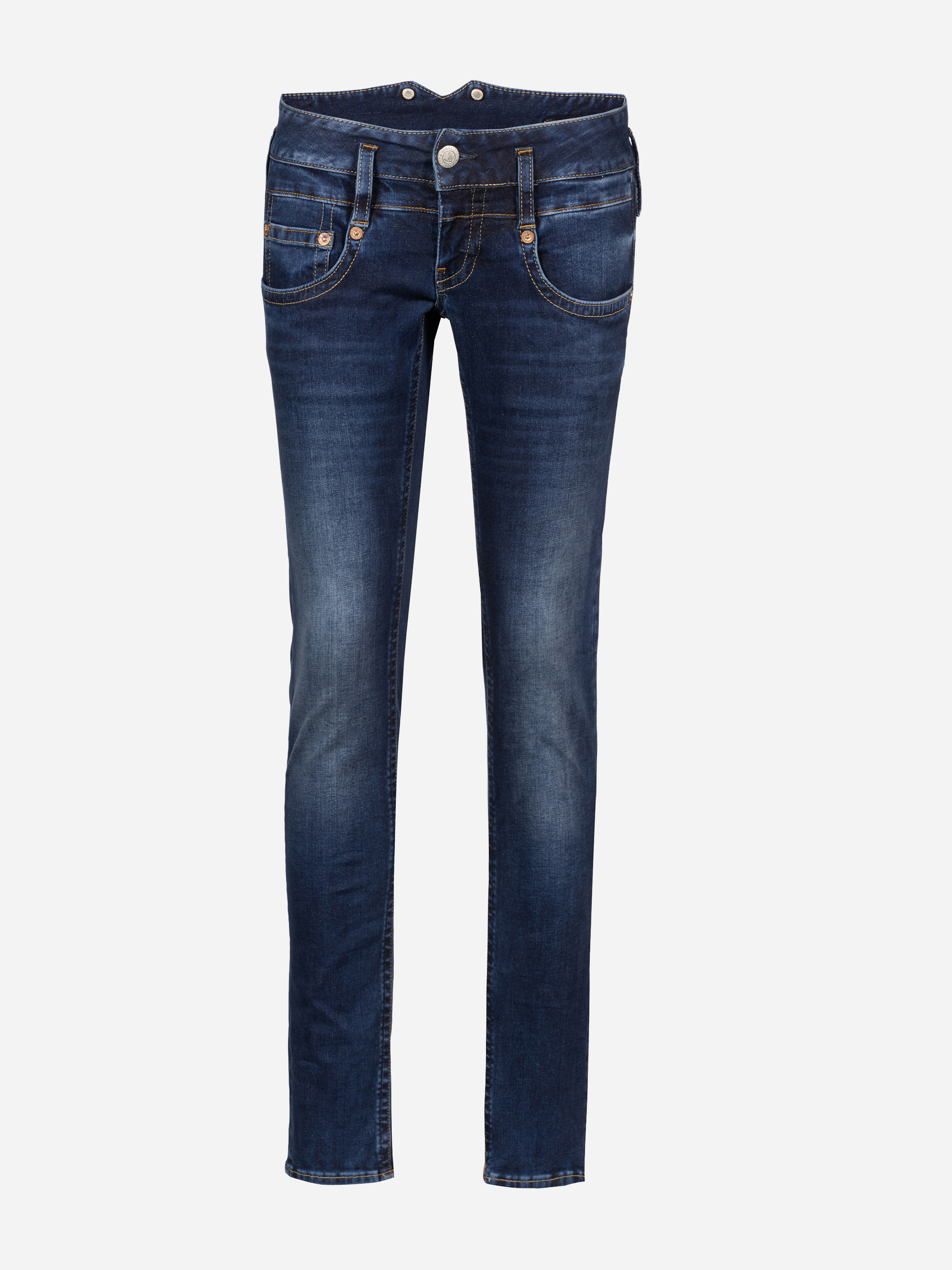 Dunkelblaue Skinny-Jeans aus Denim mit leichten Ausbleichungen und Whiskering auf der Vorderseite, mit fünf Taschen und kupferfarbenen Nieten, präsentiert vor einem schlichten weißen Hintergrund.