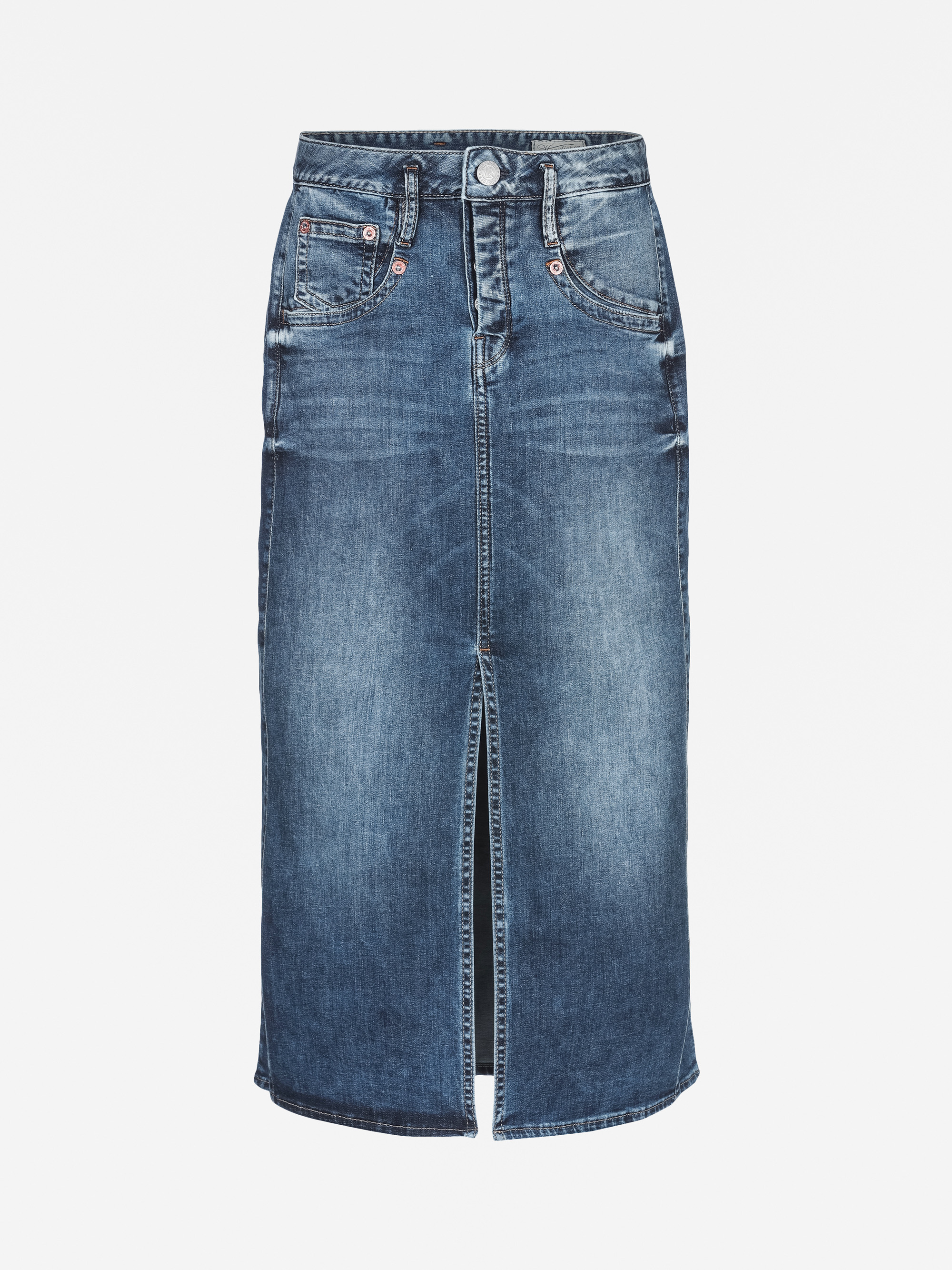 Ein blauer Jeans-Midirock mit einem Schlitz vorne, fünf Taschen, Gürtelschlaufen und einem Knopf-Reißverschluss auf einem einfarbig weißen Hintergrund.