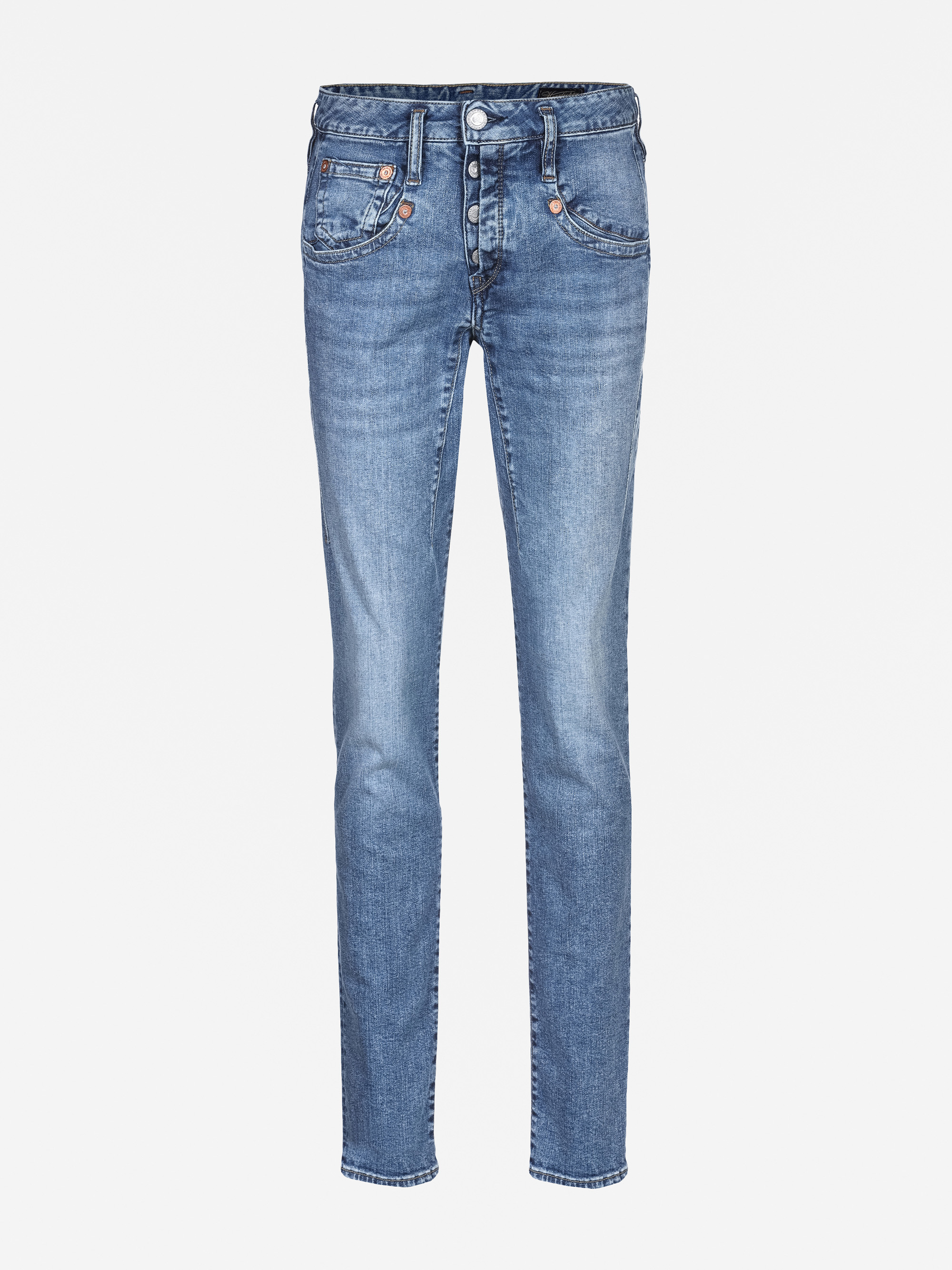 Eine blaue Slim-Fit-Jeans mit Knopfleiste, Vorder- und Gesäßtaschen und dezenter Ausbleichung an den Oberschenkeln und Knien, die vor einem schlichten weißen Hintergrund präsentiert wird.