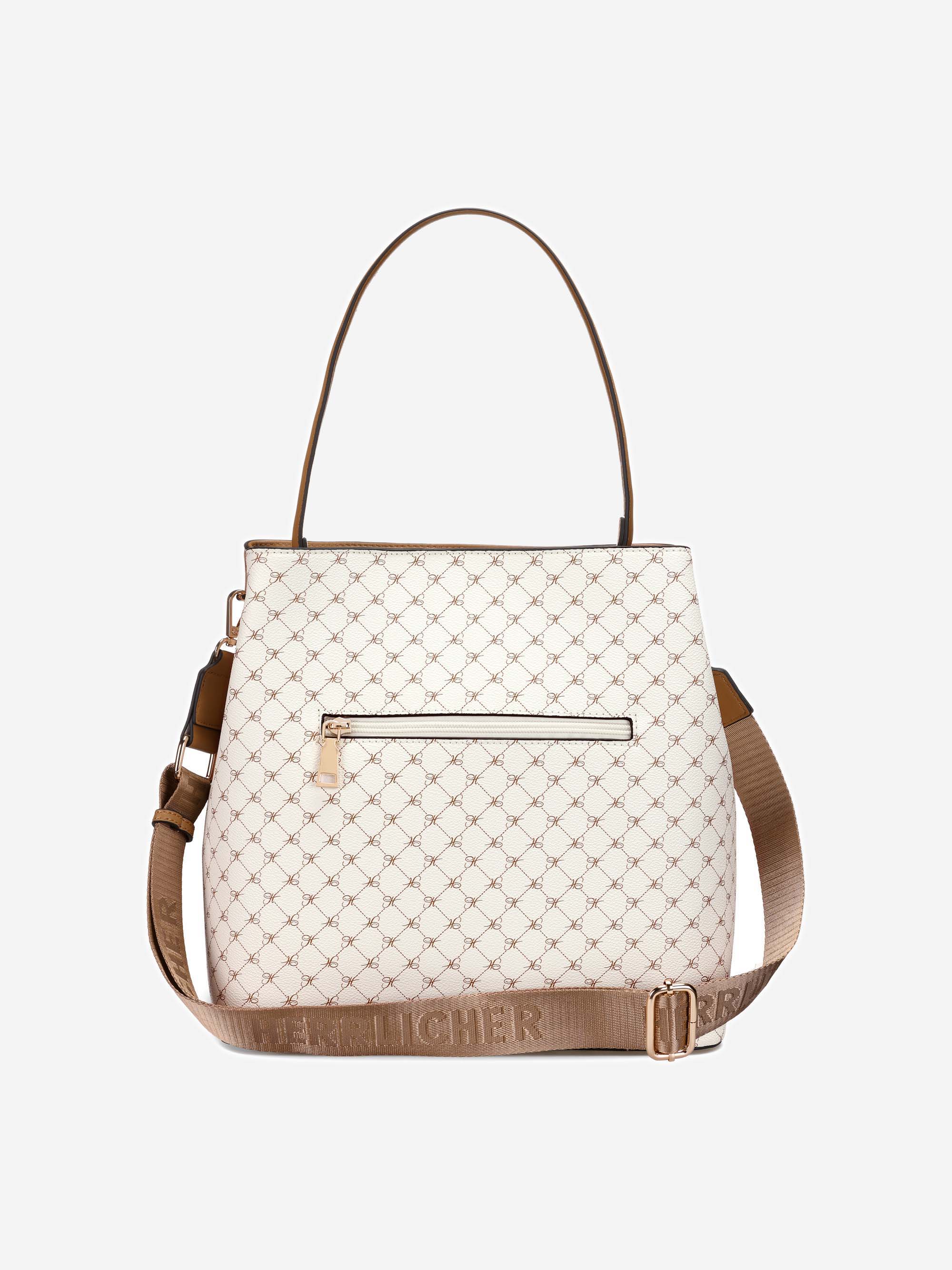 Eine beigefarbene Handtasche mit braunem geometrischem Muster, Tragegriff, verstellbarem Logogurt und einer Reißverschlusstasche auf der Vorderseite vor einem schlichten weißen Hintergrund.