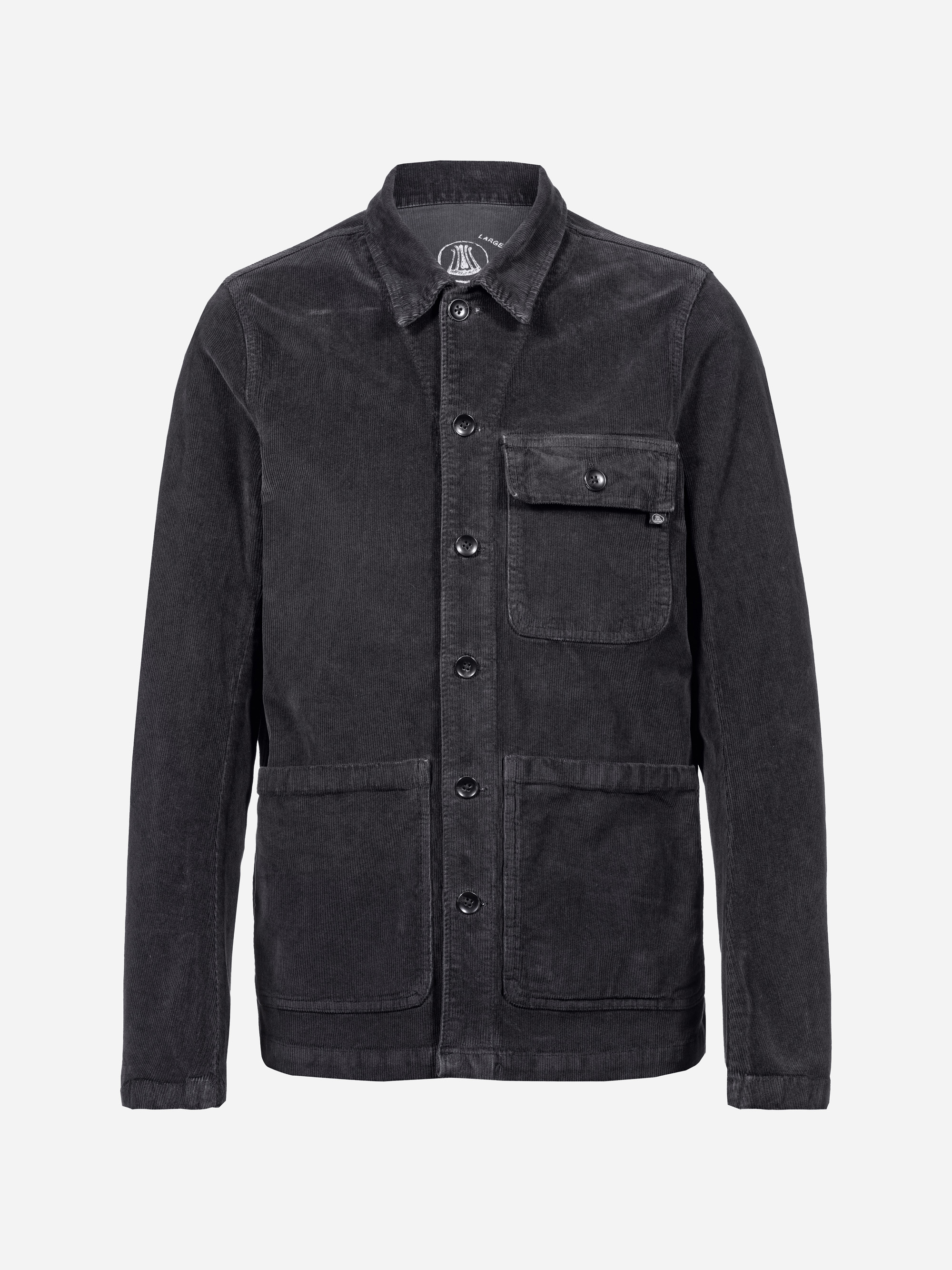 Schwarze Cordjacke mit geknöpfter Vorderseite, langen Ärmeln, einer Brusttasche mit Klappe und Knopf sowie zwei großen Vordertaschen auf einfarbig weißem Hintergrund.