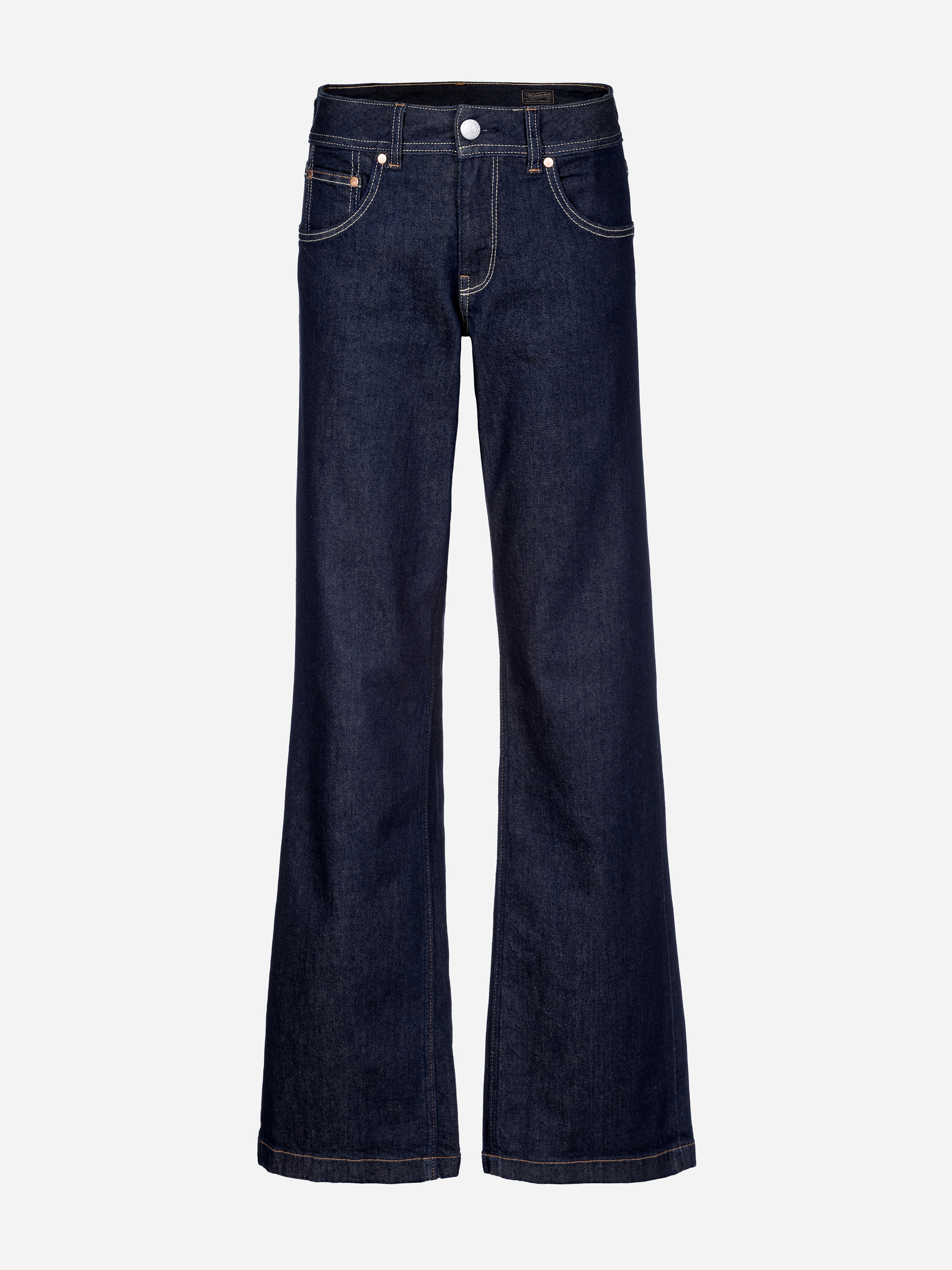 Dunkelblaue Denim-Jeans mit weitem Bein, fünf Taschen, Gürtelschlaufen und Kontrastnähten auf einfarbig weißem Hintergrund.