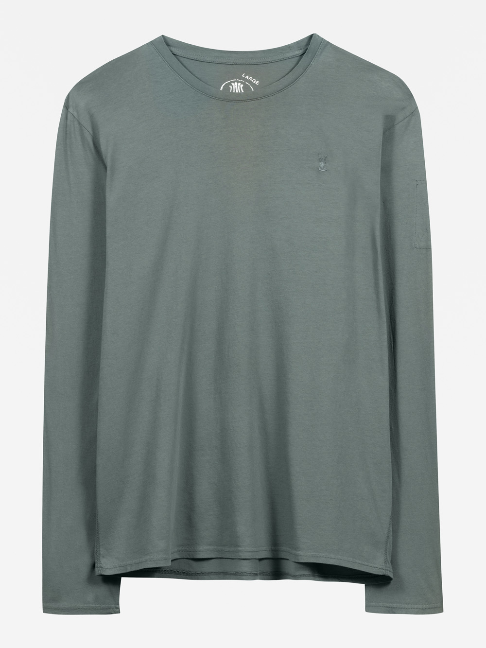 Ein schlichtes, langärmeliges T-Shirt in gedämpftem Graugrün auf weißem Hintergrund. Das Shirt hat eine lockere Passform, einen Rundhalsausschnitt und minimale Details.