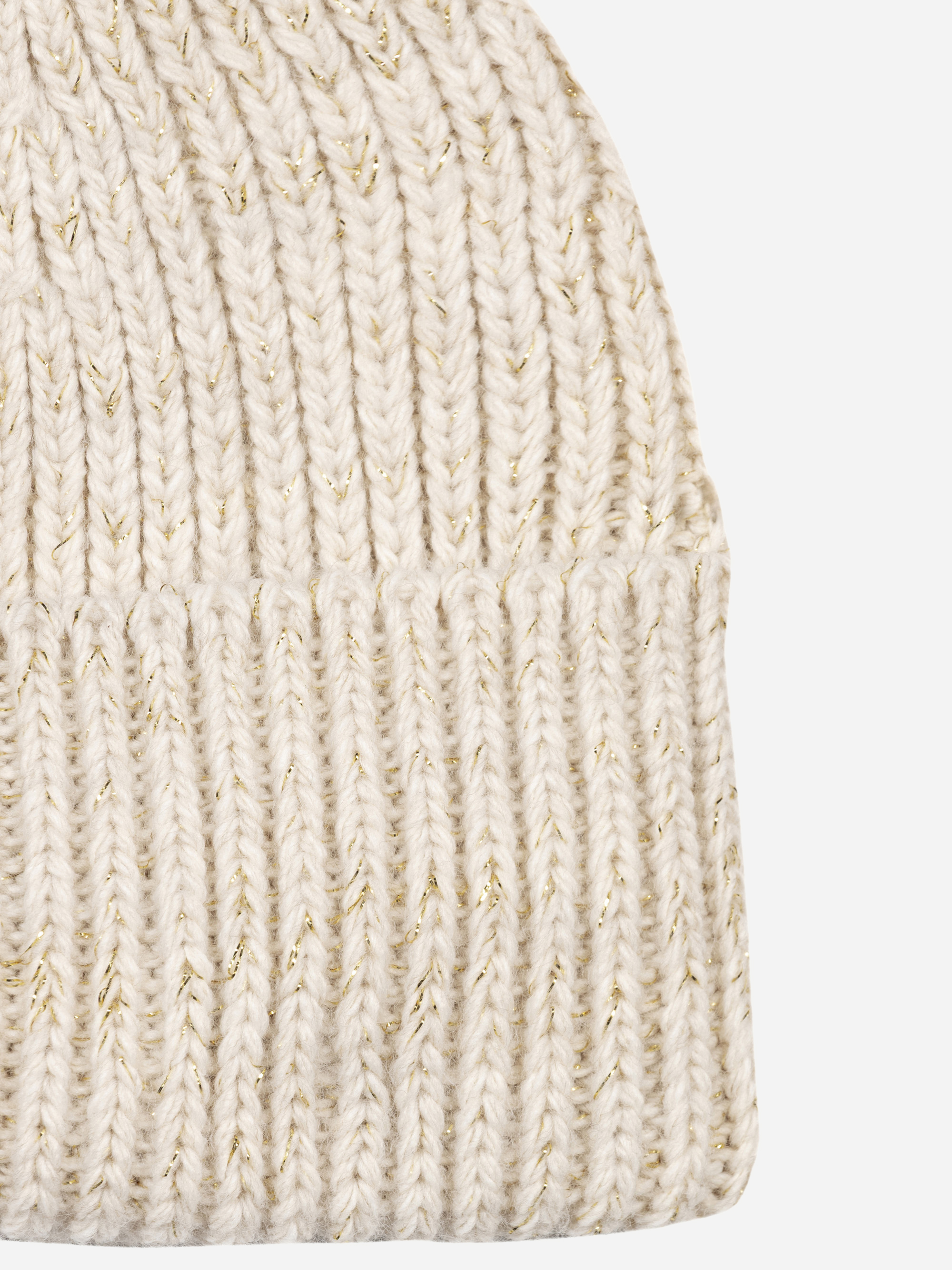 Nahaufnahme einer cremefarbenen Strickmütze mit umgeschlagenem Rand, in die dezente goldfarbene Metallfäden eingewebt sind.