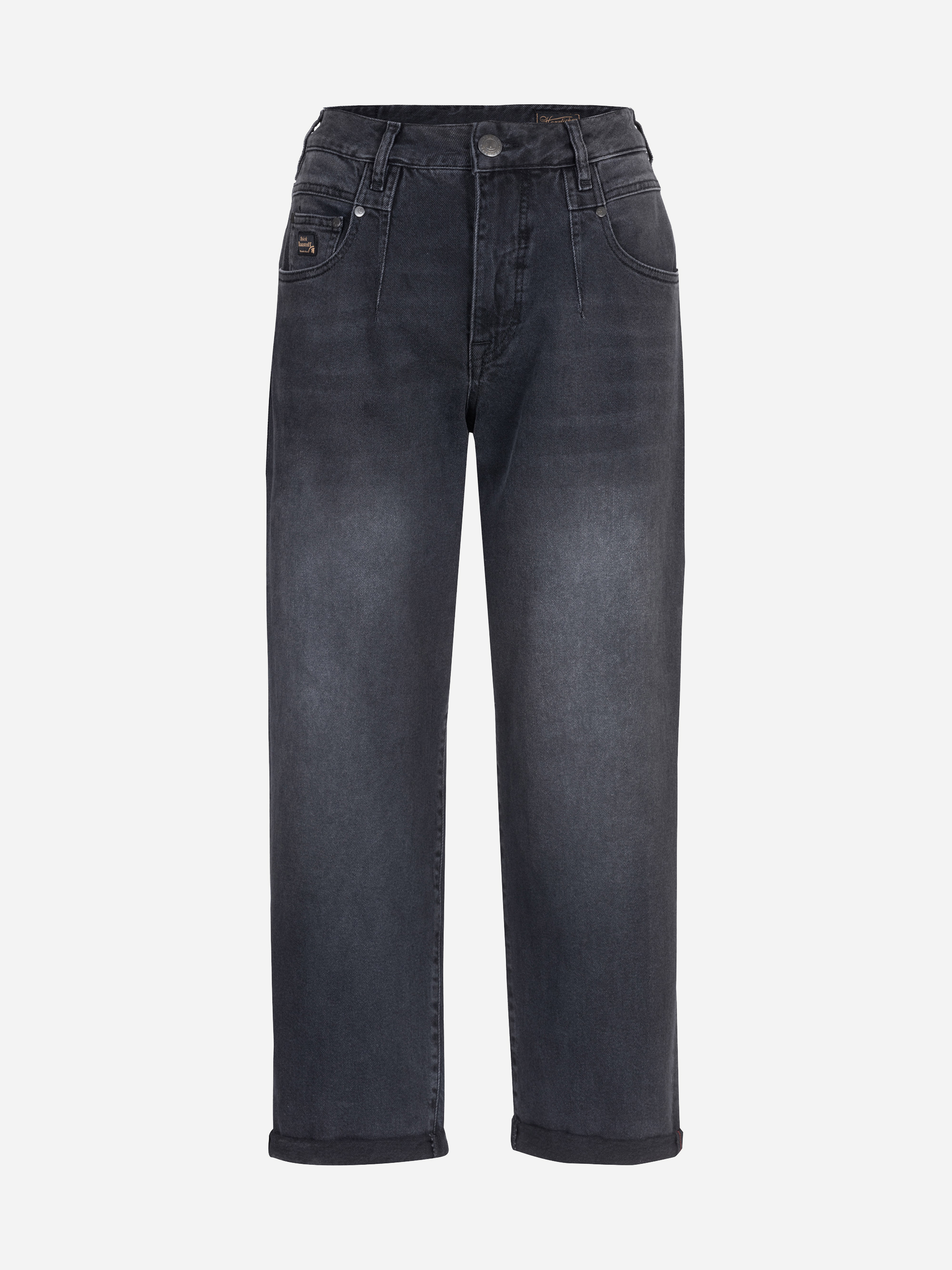 Eine schwarze Jeans mit hoher Taille und geradem Bein, die an den Oberschenkeln, an den Seiten- und Gesäßtaschen leicht ausgewaschen ist, einen Knopfverschluss und umgeschlagene Säume aufweist und vor einem schlichten weißen Hintergrund präsentiert w