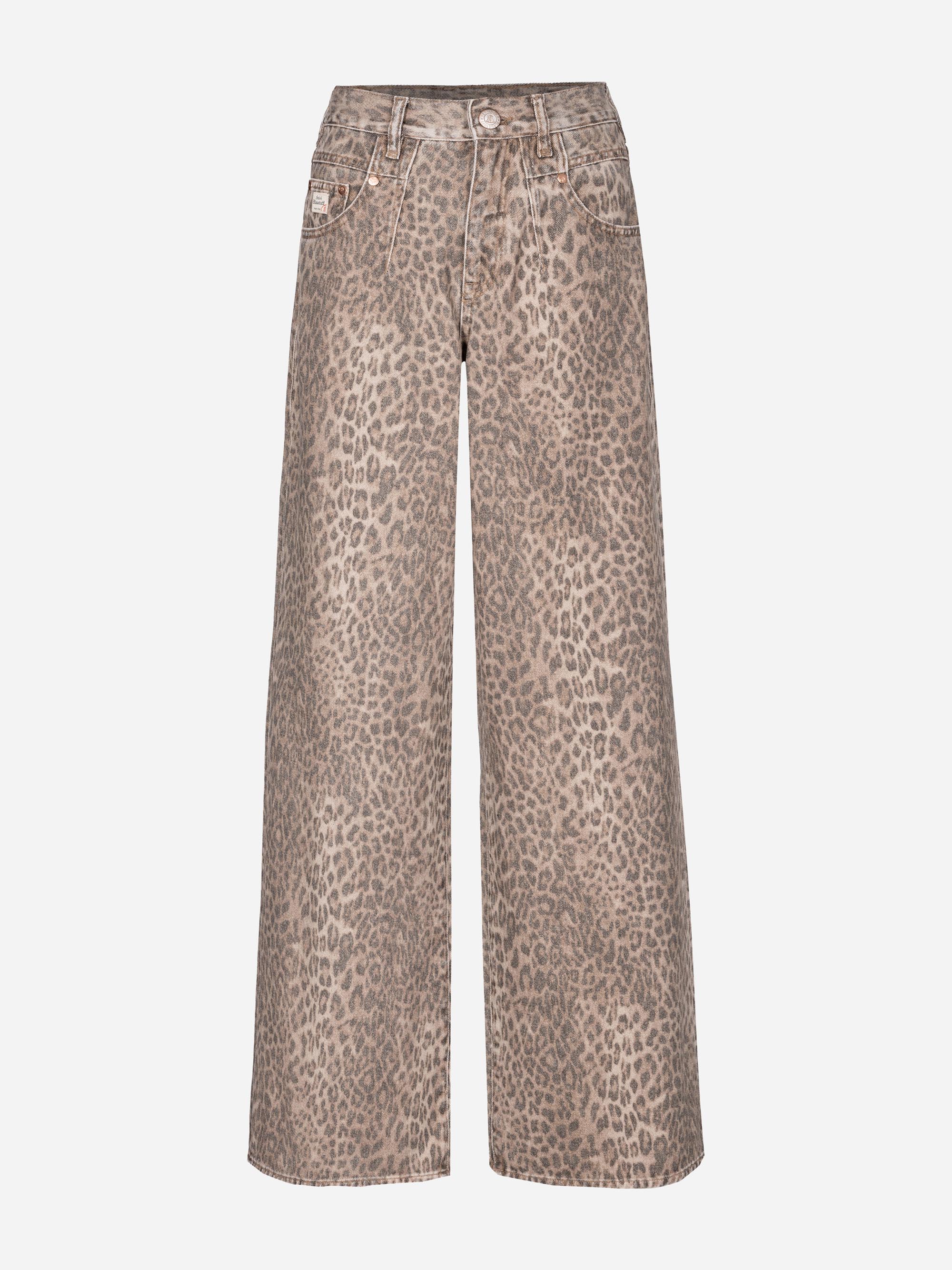 Jeans mit weitem Bein und Allover-Leopardenmuster in Braun- und Beigetönen auf einem unifarbenen weißen Hintergrund.