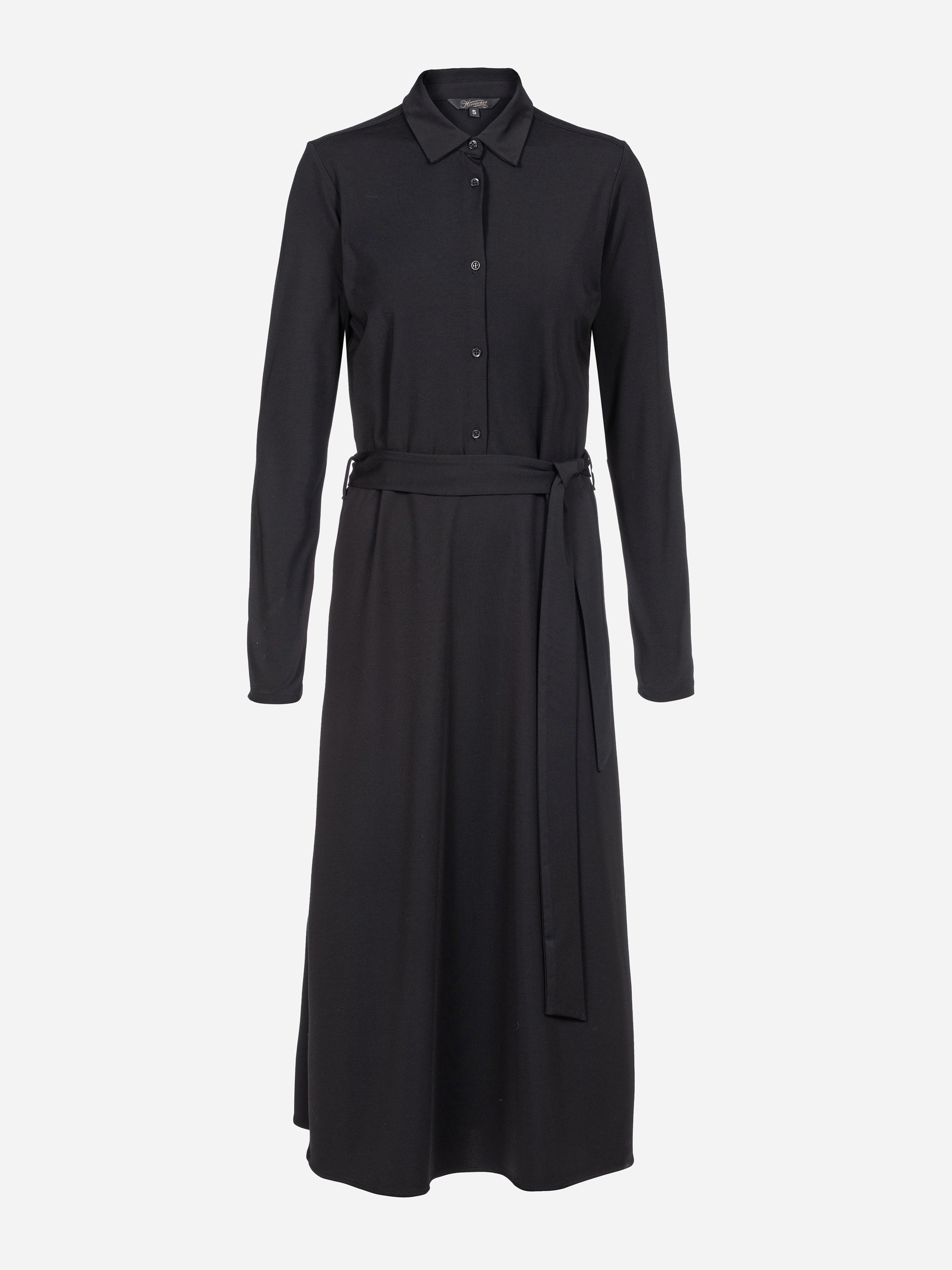 Ein langärmeliges, schwarzes Hemdkleid mit Kragenausschnitt, Knopfleiste und passender Stoff-Taillenkrawatte auf einfarbig weißem Hintergrund.