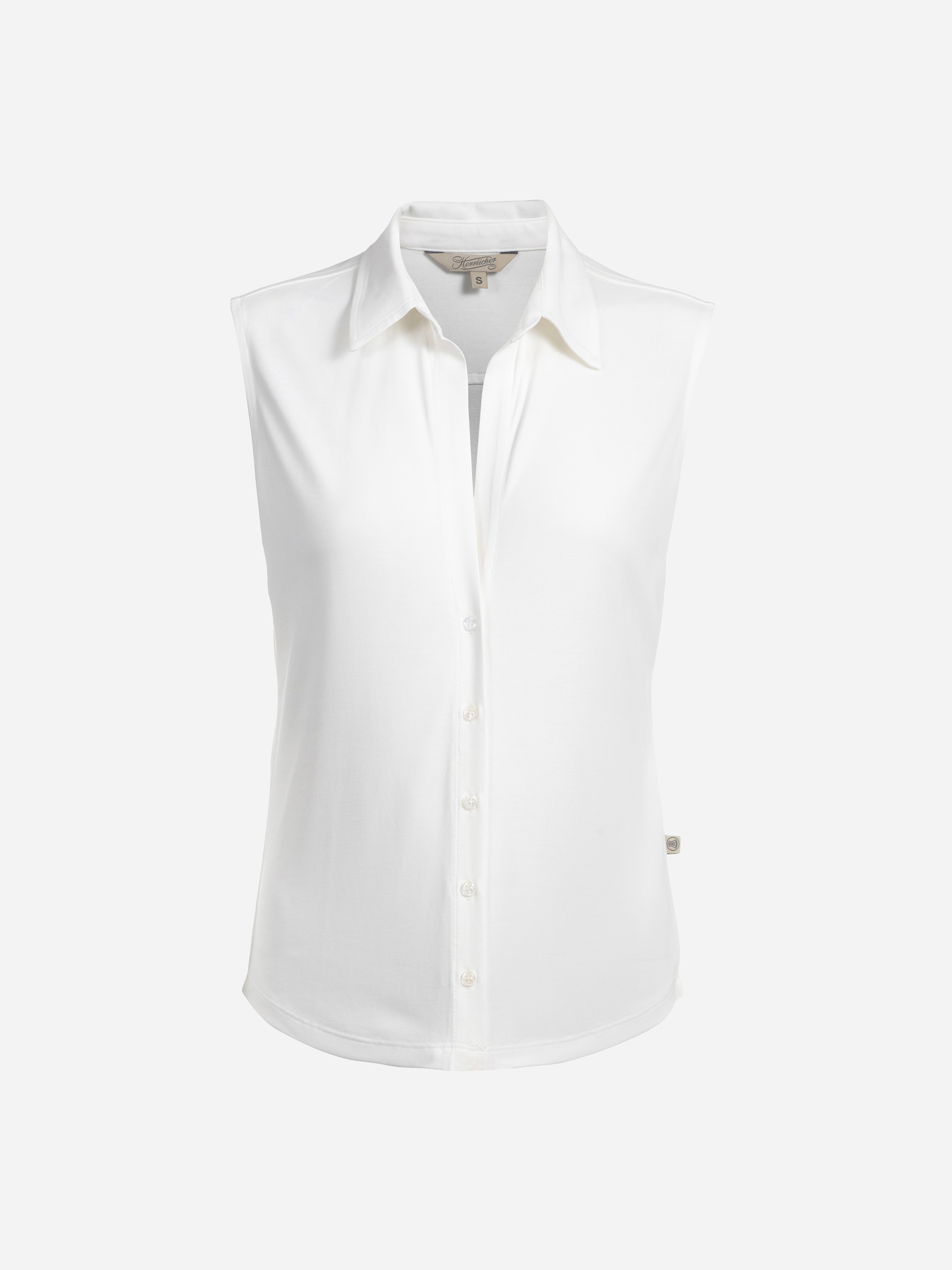 Ein ärmelloses, weißes Hemd mit Knopfleiste und Kragen vor einem schlichten, hellen Hintergrund.