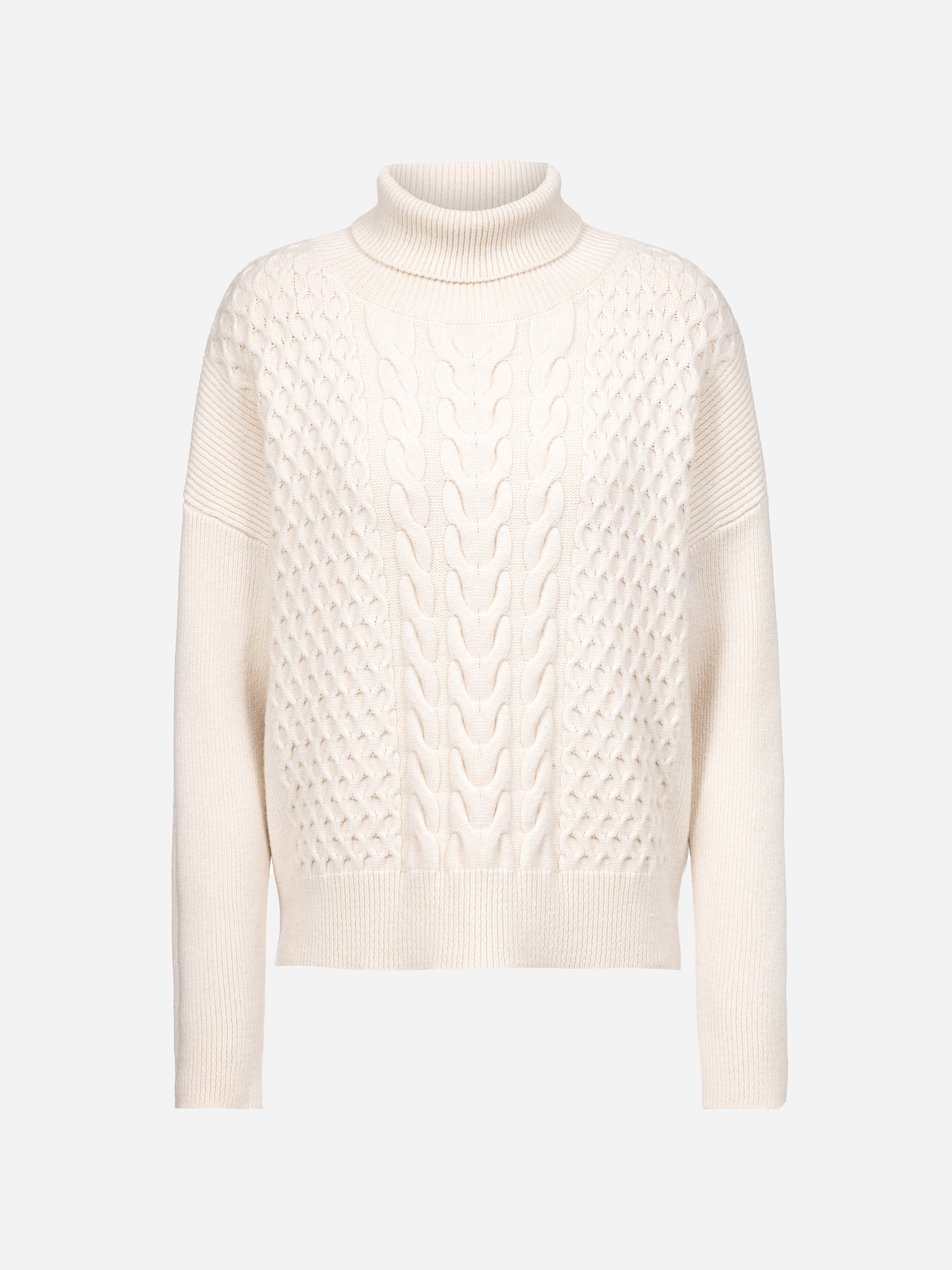 Cremefarbener, langärmeliger Rollkragenpullover mit Zopfmuster auf der Vorderseite und Rippenbündchen an Ärmeln und Saum auf einfarbig weißem Grund.