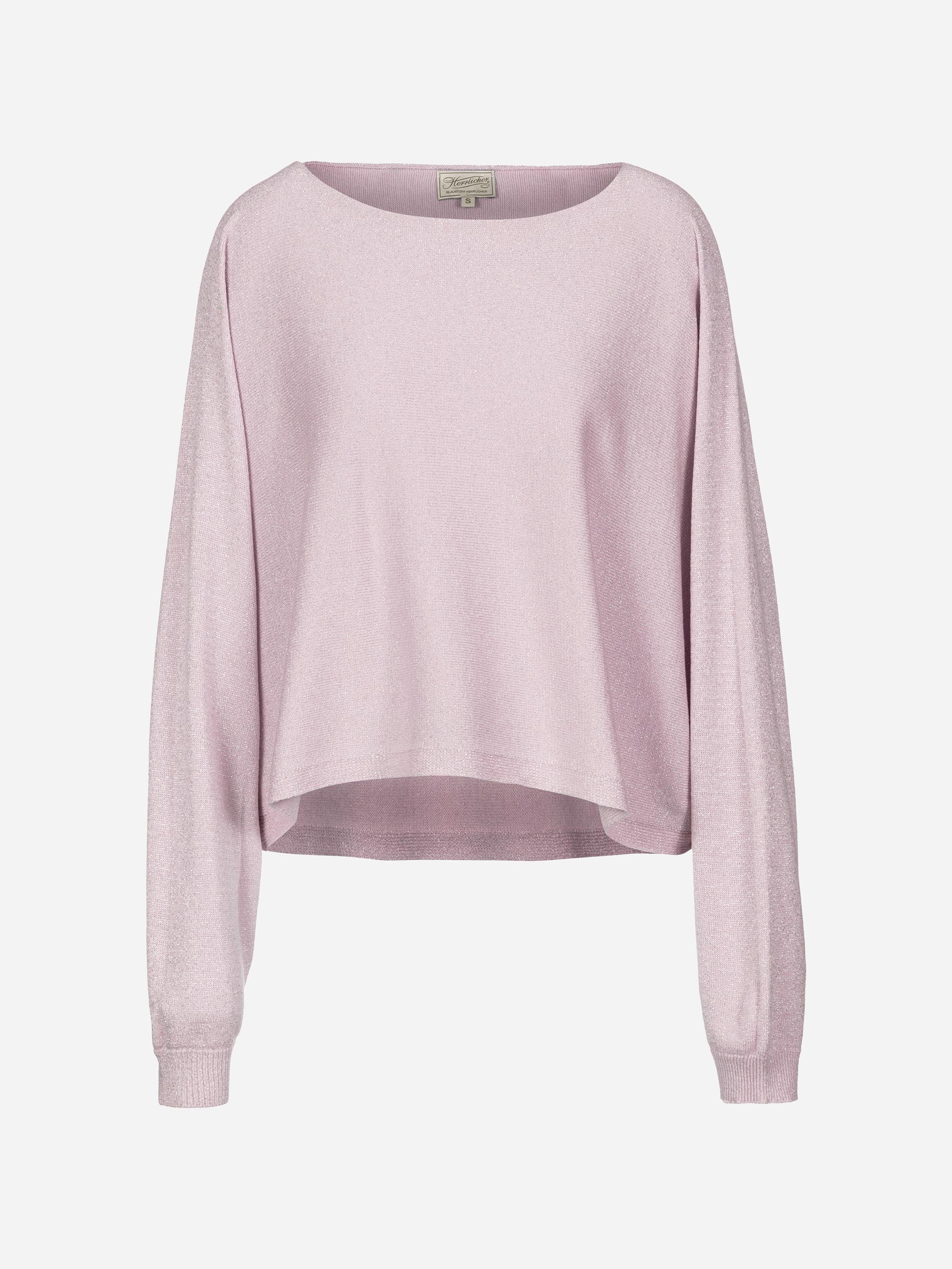 Hellrosafarbener, langärmeliger, locker sitzender Pullover mit weitem Halsausschnitt und gerippten Bündchen auf einfarbig weißem Grund.