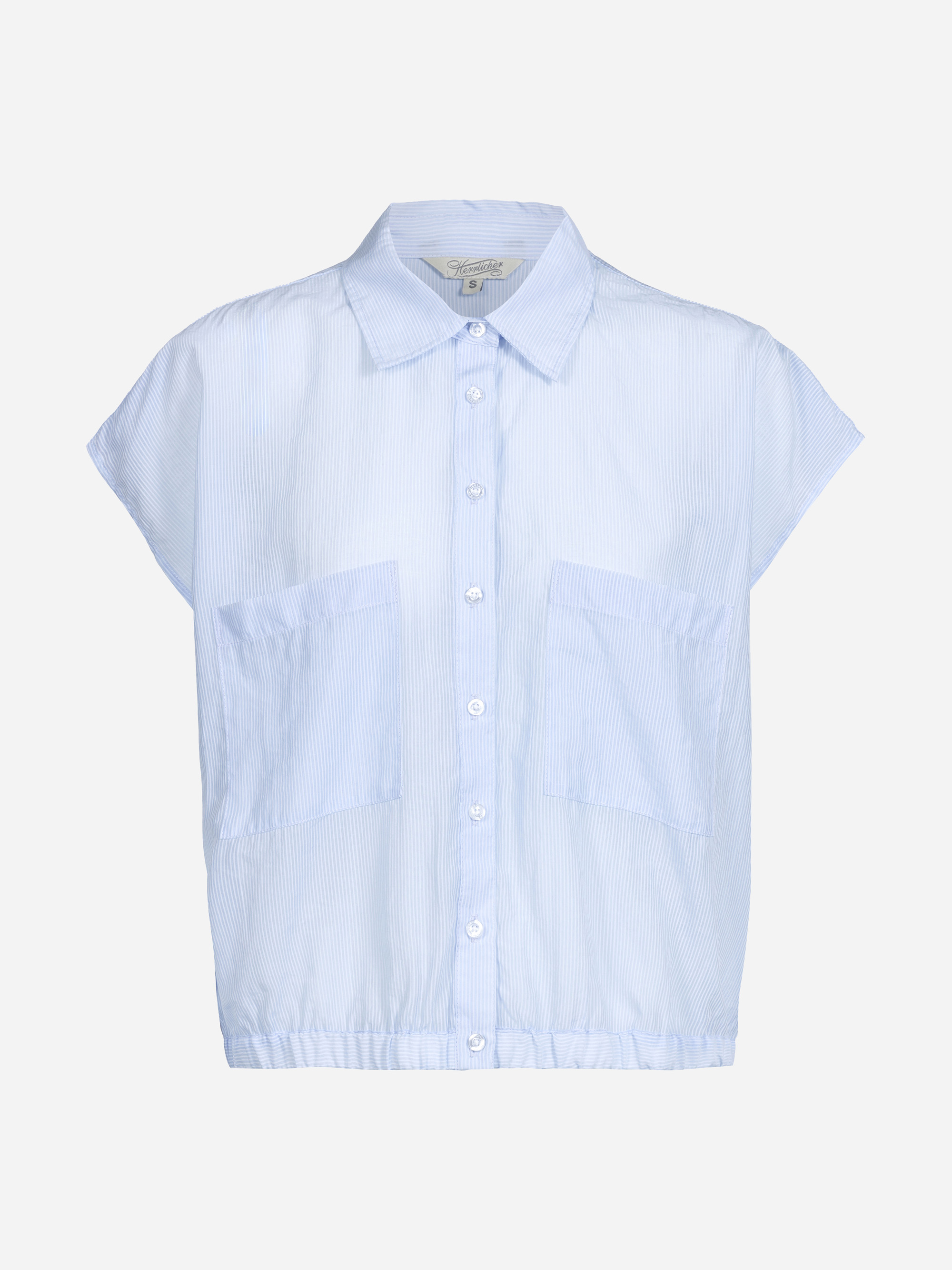 Hellblaues, kurzärmeliges Button-up-Hemd mit zwei großen Vordertaschen und einem Kragen. Das Hemd hat eine leicht lockere Passform und einen elastischen Saum.