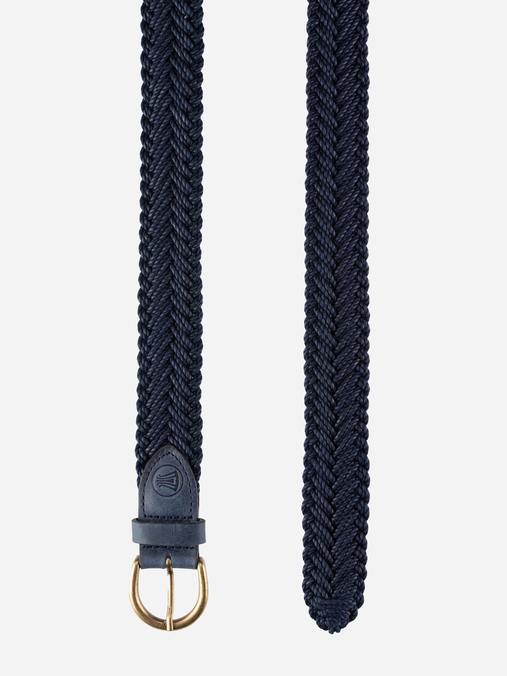 Ein marineblauer, geflochtener Gürtel mit einer goldenen Schnalle und Lederdetails am Ende auf weißem Hintergrund.