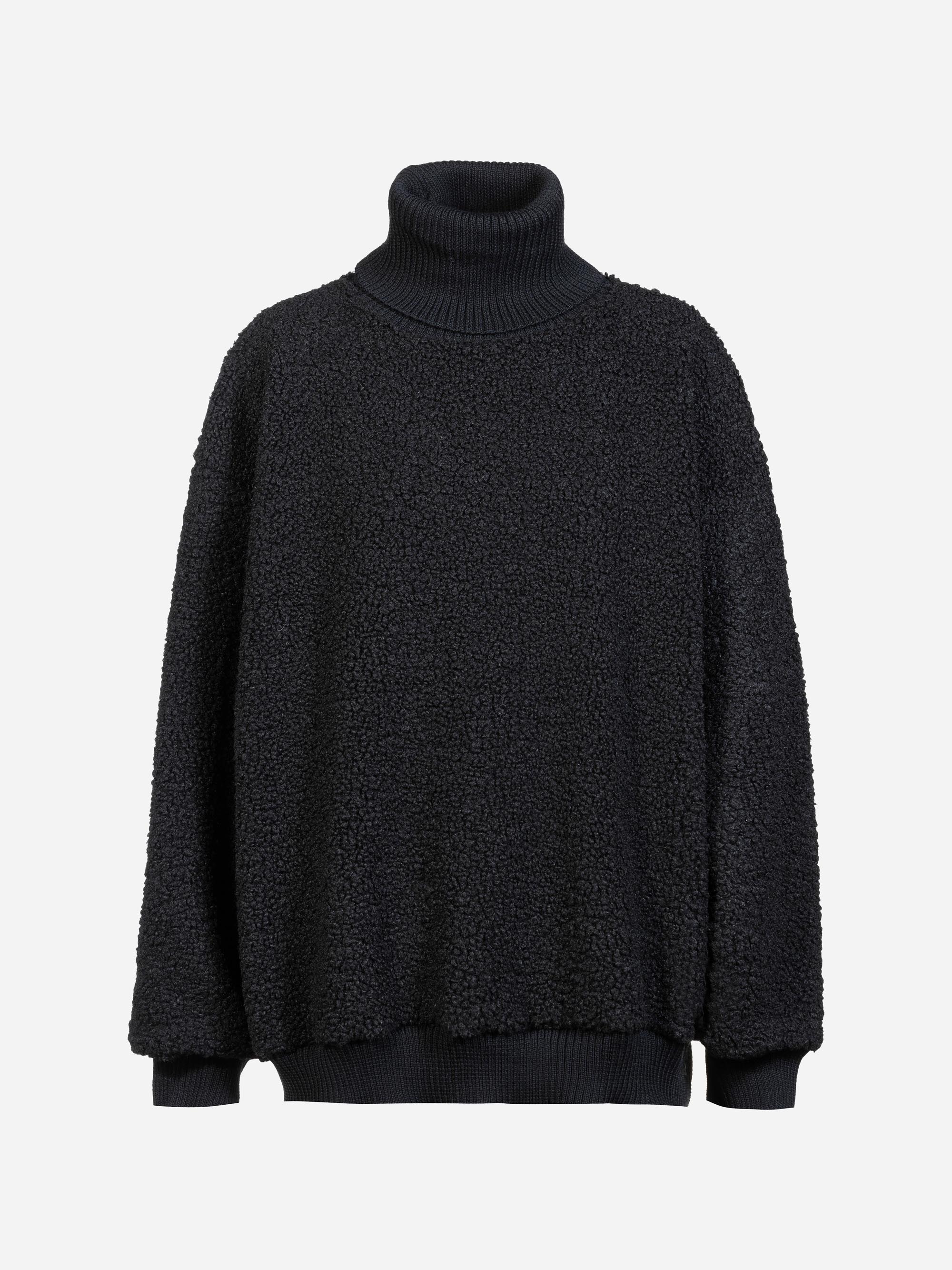 Ein schwarzer, langärmeliger Sherpa-Fleece-Rollkragenpullover mit gerippten Bündchen, Saum und Kragen auf weißem Hintergrund.