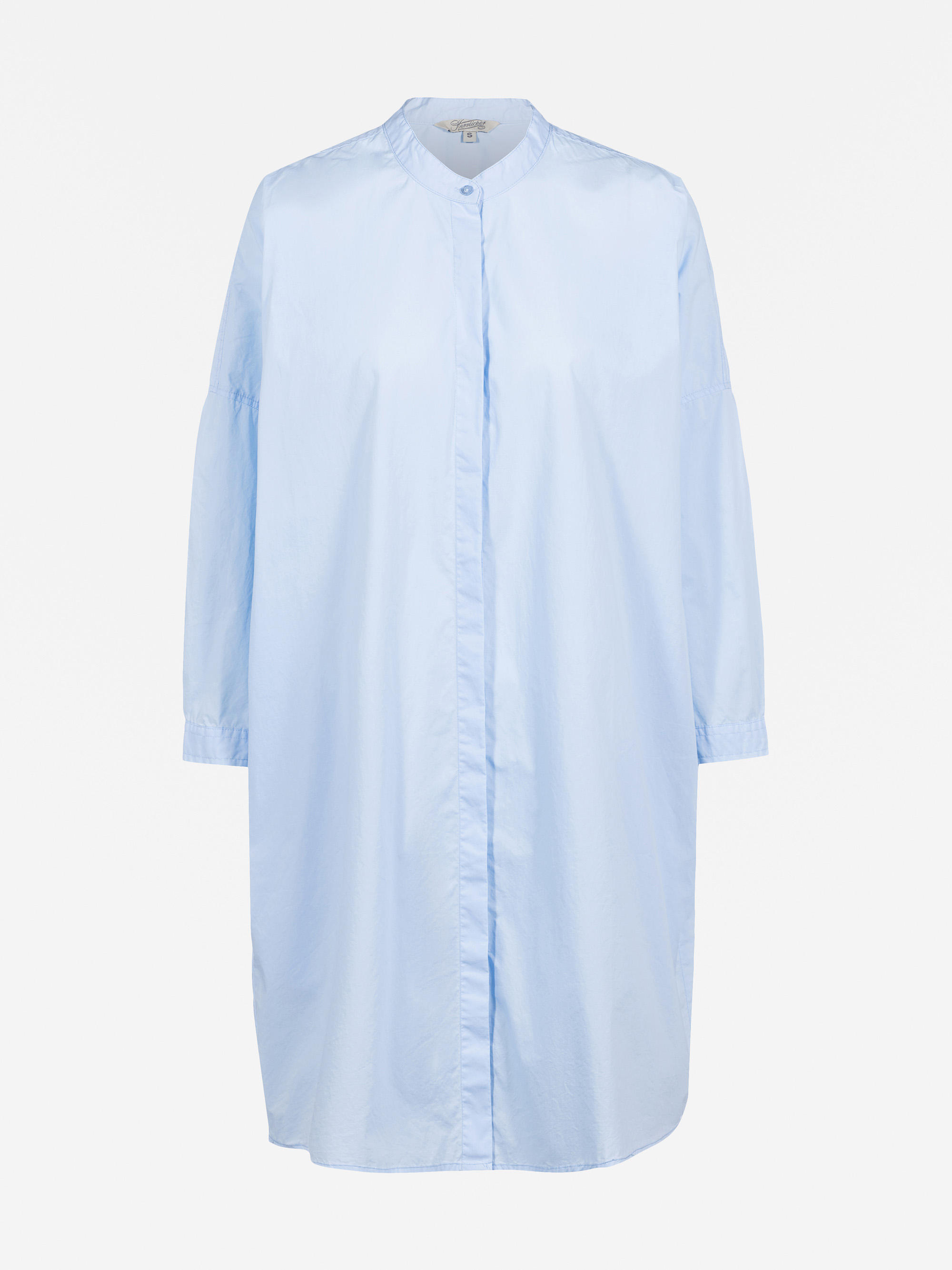Ein hellblaues, langärmeliges Hemdkleid mit kragenlosem Ausschnitt und geknöpfter Vorderseite auf einfarbig weißem Hintergrund.