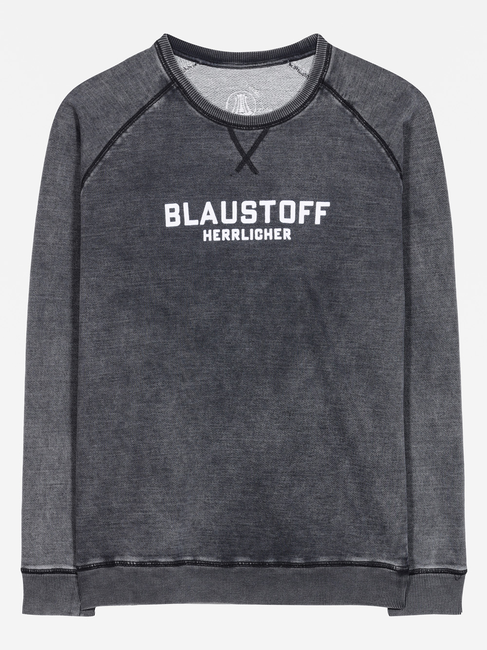 Langärmeliges, schwarzes Sweatshirt mit weißem Blockschriftzug BLAUSTOFF HERRLICHER auf der Brust. Das Sweatshirt hat gerippte Bündchen und Kragen und sichtbare Nähte.