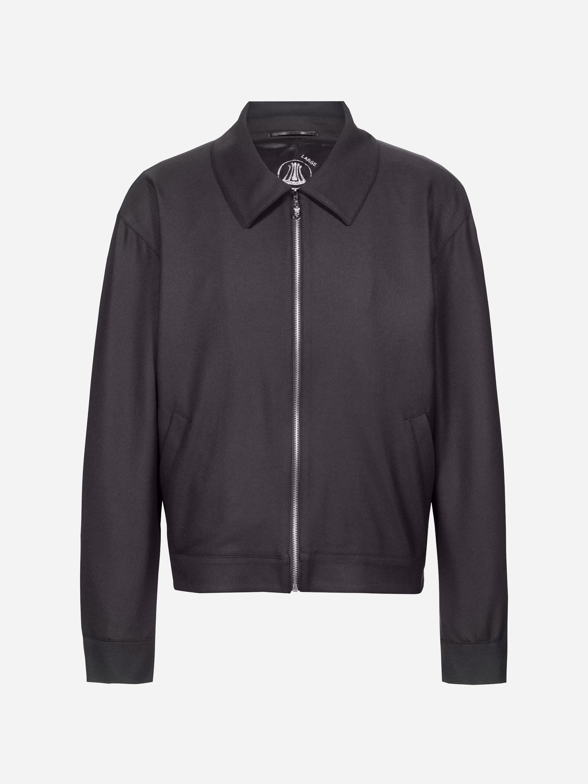 Eine schwarze Jacke mit Reißverschluss, Kragen und langen Ärmeln, präsentiert vor einem schlichten weißen Hintergrund. Die Jacke hat ein schlichtes, minimalistisches Design mit zwei Seitentaschen und gerippten Bündchen.
