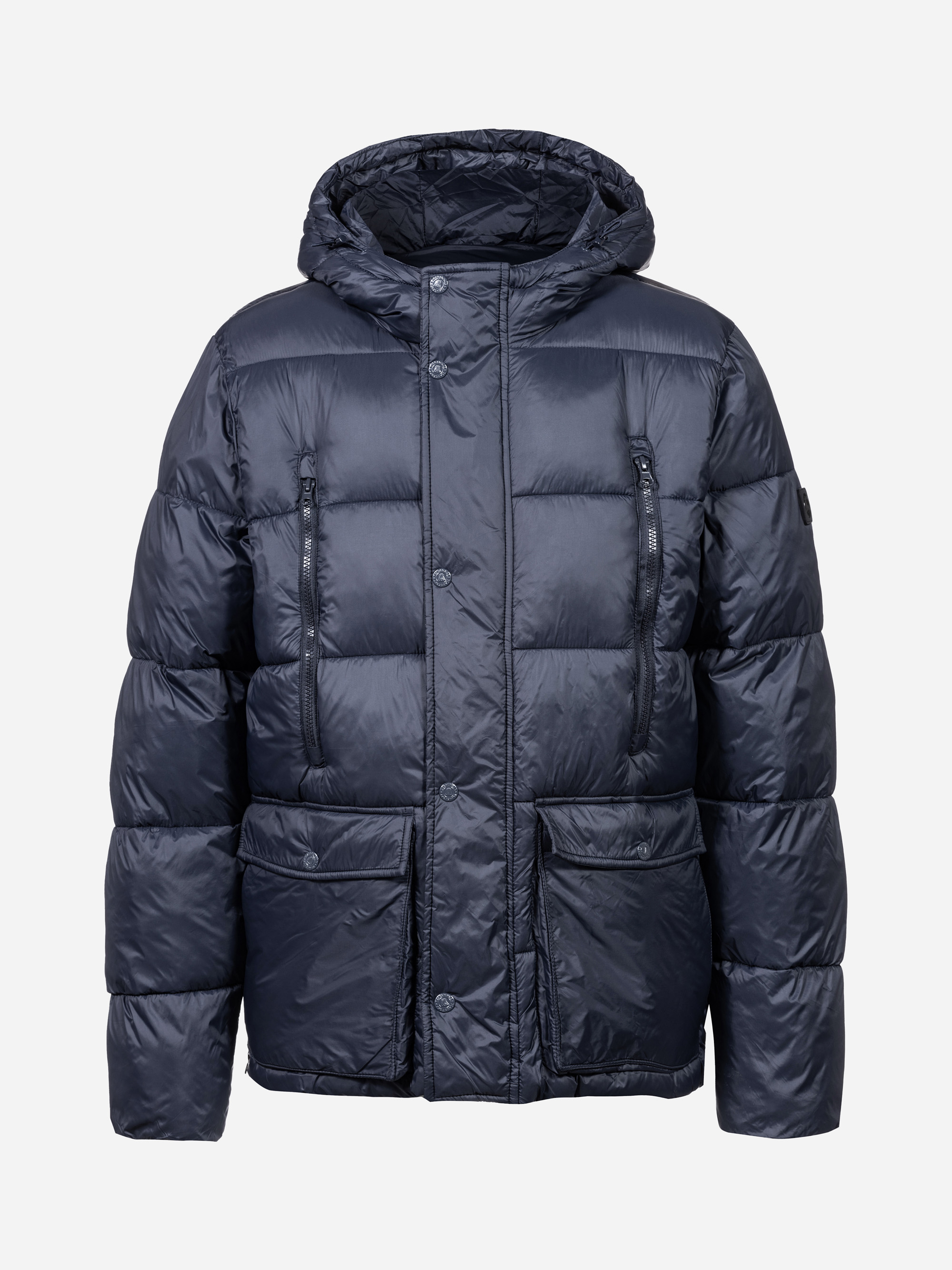 Eine marineblaue Pufferjacke mit Kapuze, Frontreißverschluss, Druckknöpfen, zwei großen Pattentaschen in der Nähe der Taille und zwei Brusttaschen mit Reißverschluss, dargestellt vor einem schlichten hellen Hintergrund.