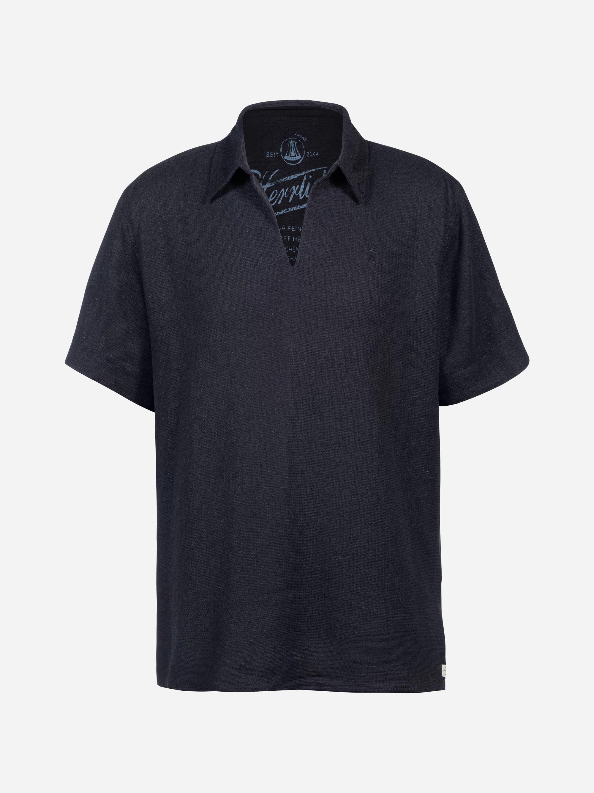 Ein schlichtes, kurzärmeliges, dunkelblaues Hemd mit Kragen und tiefem V-Ausschnitt auf weißem Grund.