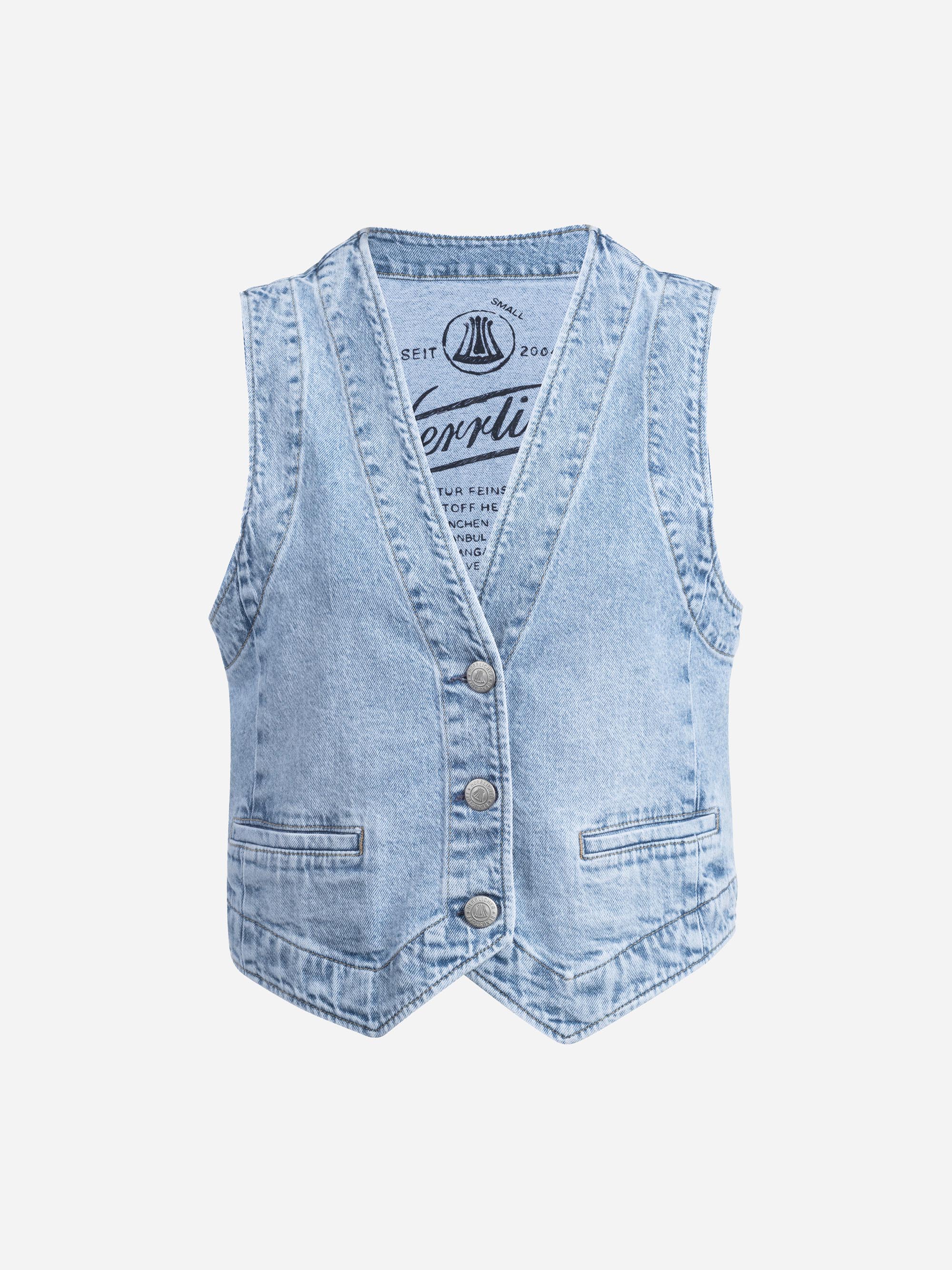 Hellblaue Jeansweste mit drei Metallknöpfen, zwei Vordertaschen und einem V-Ausschnitt. Das Innenetikett ist sichtbar und zeigt Text und eine Grafik. Die Weste hat ein lässiges, ärmelloses Design.
