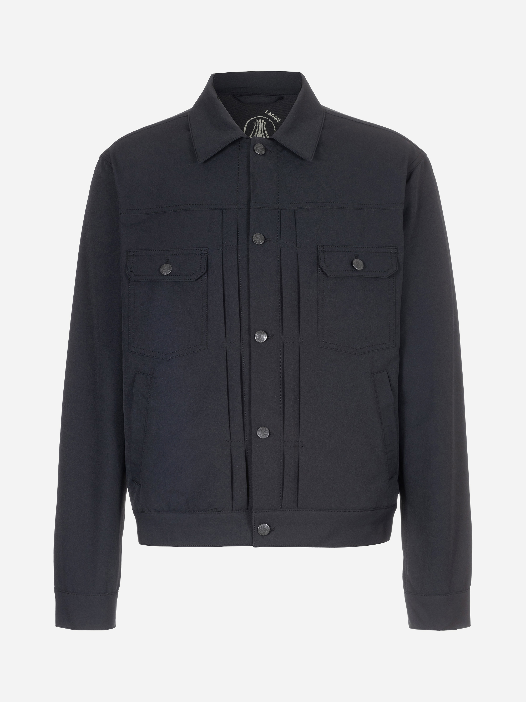 Eine schwarze Jacke mit Knöpfen und Kragen, zwei Brusttaschen mit Patten und Knöpfen sowie zwei Seitentaschen, abgebildet vor einem weißen Hintergrund.