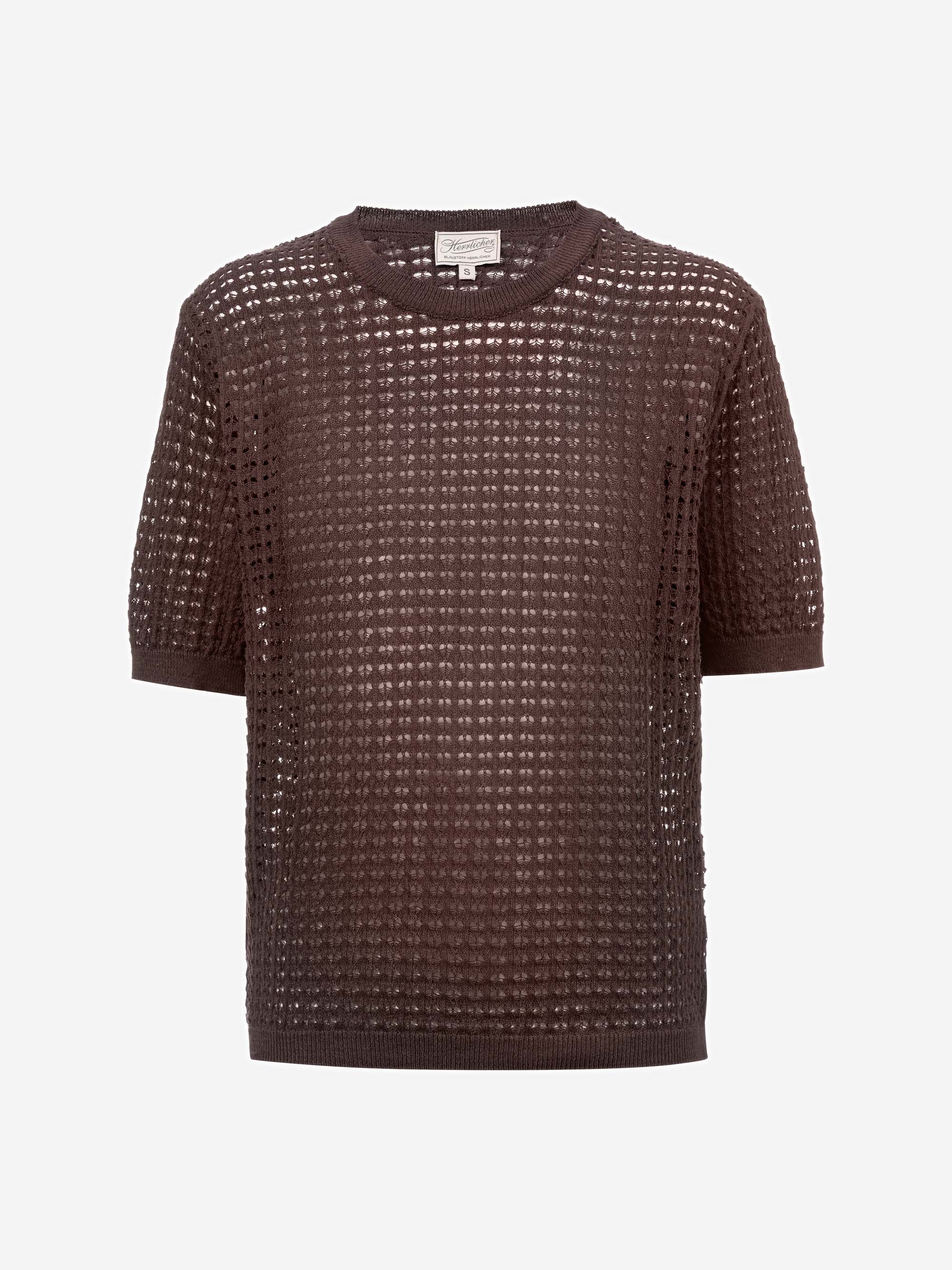 Kurzärmeliger, brauner Netzstrickpullover mit Gittermuster, Rundhalsausschnitt, gerippten Bündchen und Saum auf einfarbig weißem Hintergrund.