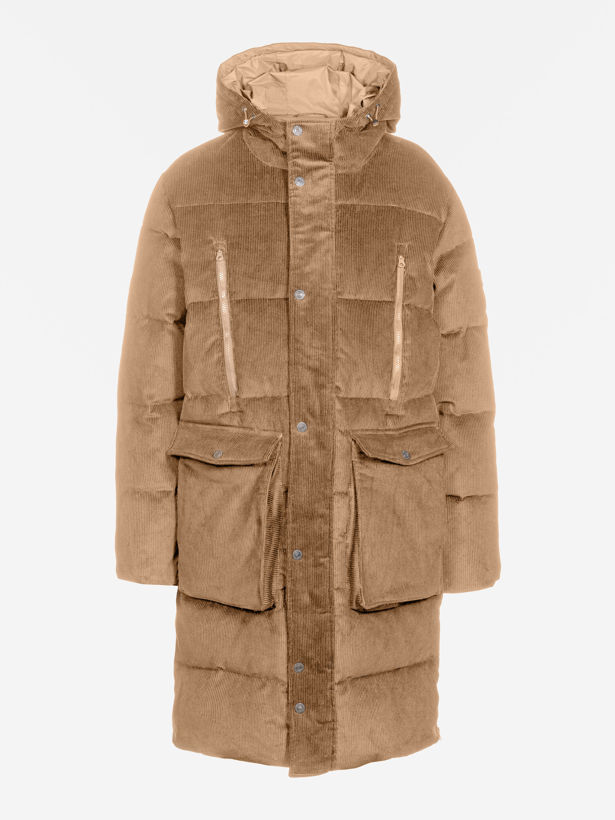 Langer brauner Cord-Puffermantel mit Kapuze, zwei großen Pattentaschen auf der Vorderseite und zwei vertikalen Brusttaschen mit Reißverschluss auf einfarbig weißem Hintergrund.