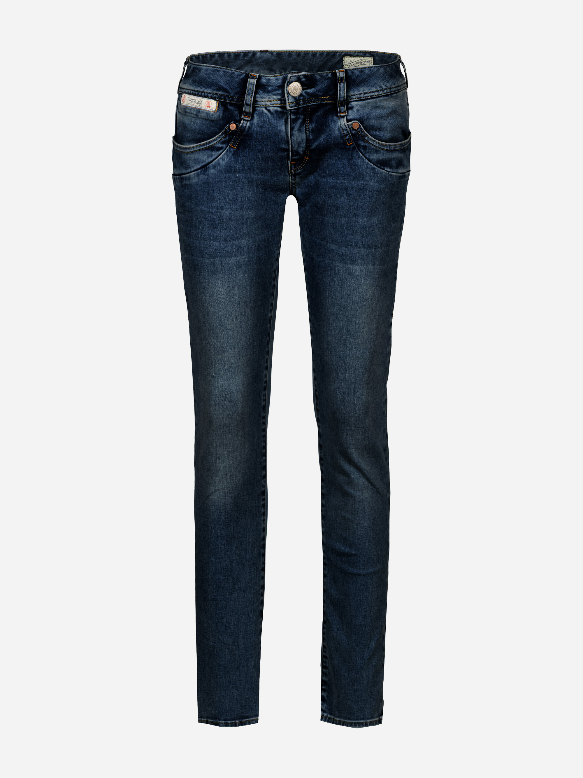 Eine dunkelblaue Slim-Fit-Jeans mit Used-Look, Vorder- und Gesäßtaschen sowie kupferfarbenen Nieten, präsentiert vor einem schlichten weißen Hintergrund.