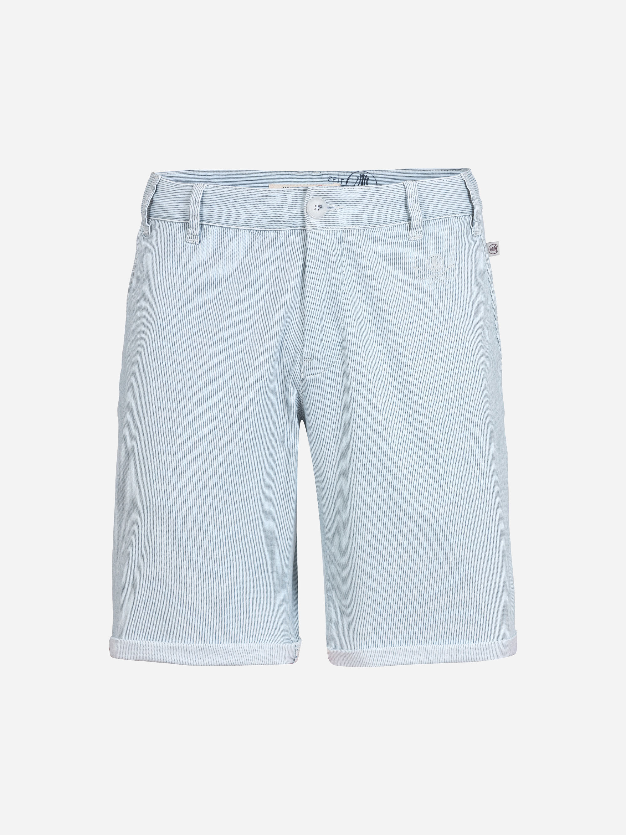 Hellblau-weiß gestreifte Shorts mit Gürtelschlaufen, einem Knopf auf der Vorderseite und einem Reißverschluss am Hosenschlitz, die vor einem einfarbig weißen Hintergrund präsentiert werden. Die Shorts haben gekrempelte Bündchen und ein klassisch ges