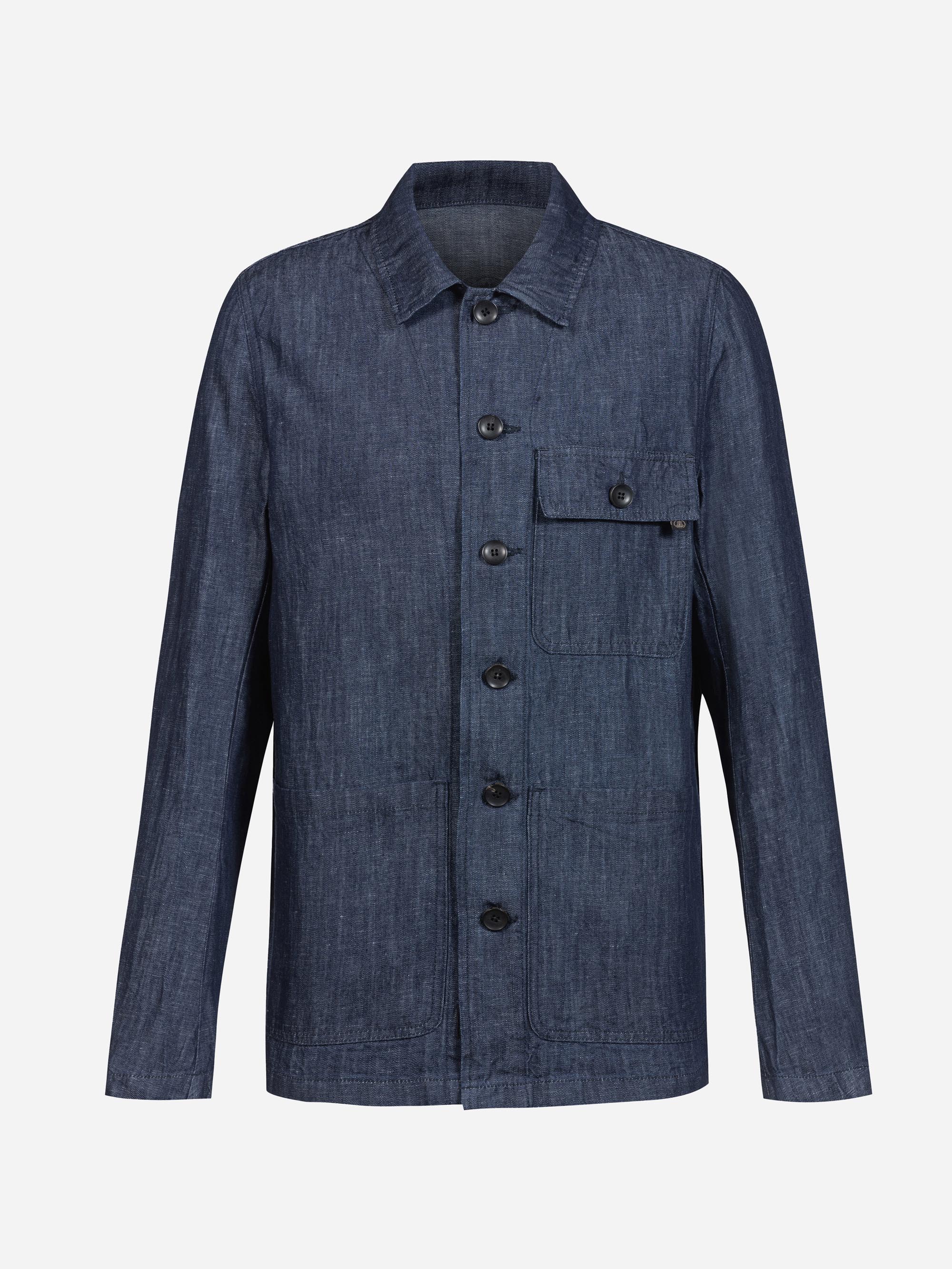 Eine dunkelblaue Jeansjacke mit Kragen, Knopfverschluss vorne, zwei großen Taschen unten und einer oberen Brusttasche mit Klappe und Knopf auf weißem Hintergrund.