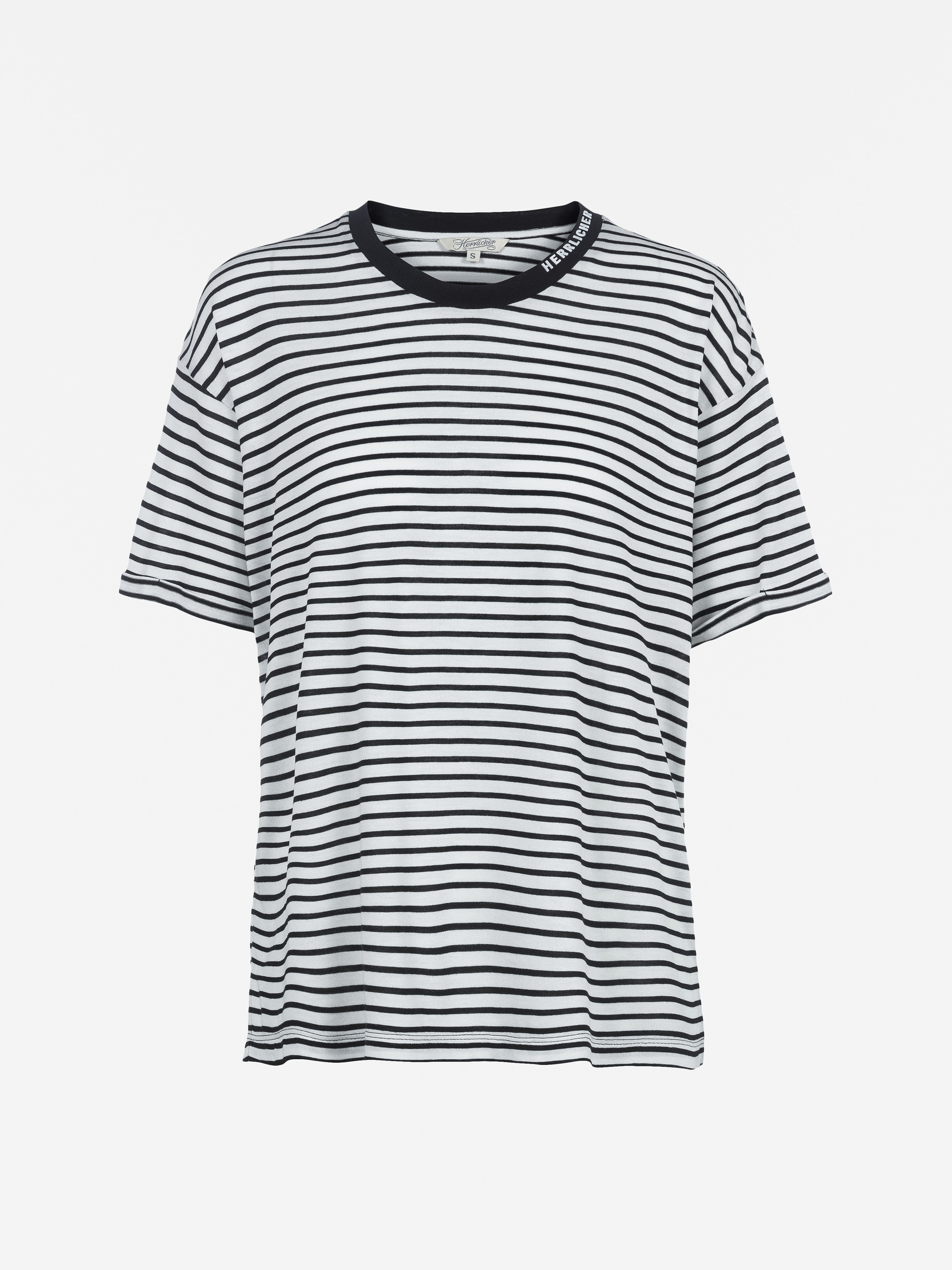 Kurzärmeliges, schwarz-weiß gestreiftes T-Shirt mit schwarzem Rundhalsausschnitt auf einfarbig weißem Hintergrund.