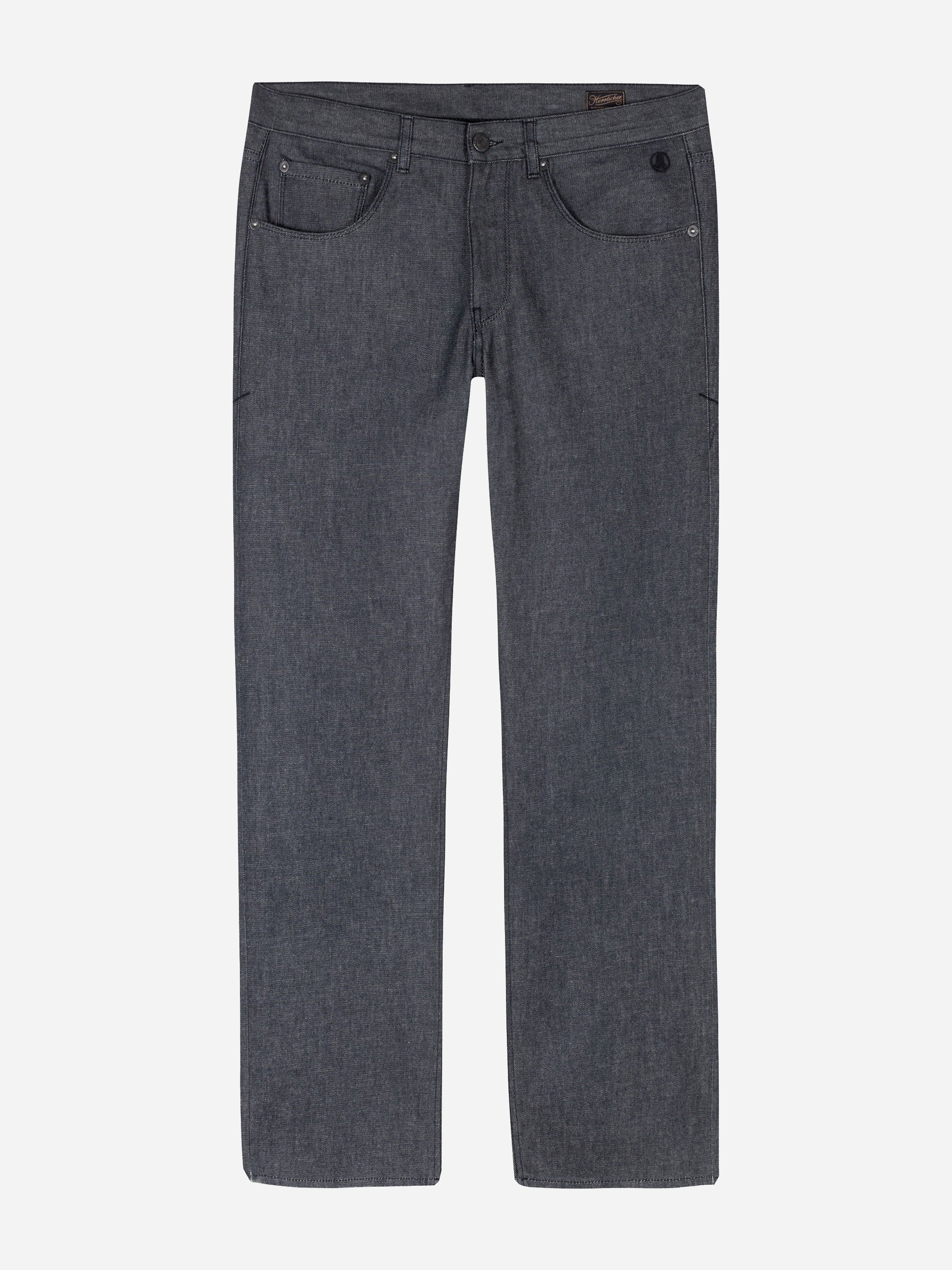 Eine dunkelgraue Jeans mit geradem Bein und klassischem Fünf-Taschen-Design, flach auf einem weißen Hintergrund liegend.