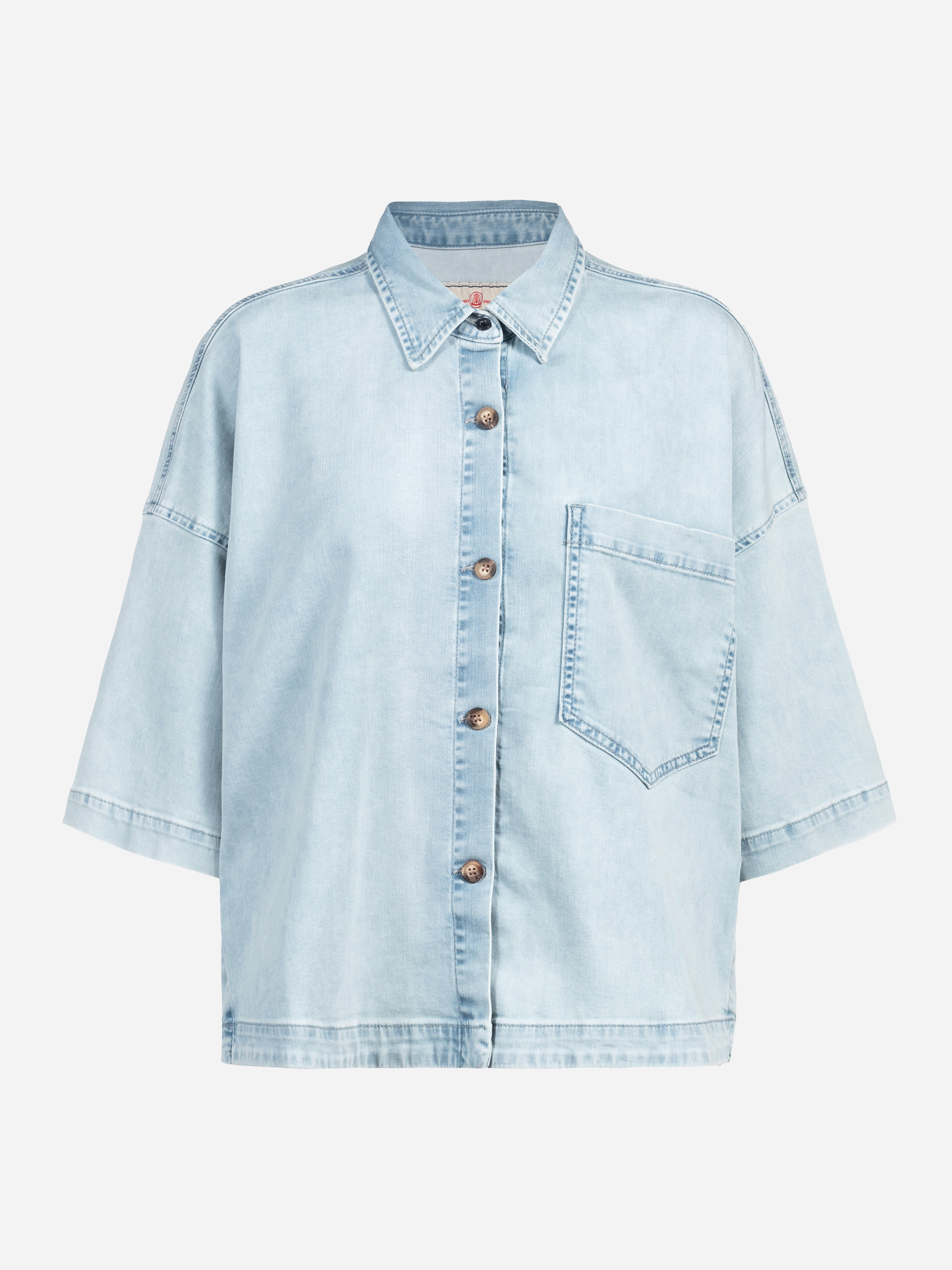 Hellblaues, kurzärmeliges, übergroßes Jeanshemd mit Knopfverschluss, Kragen und einer einzigen Brusttasche auf weißem Hintergrund.