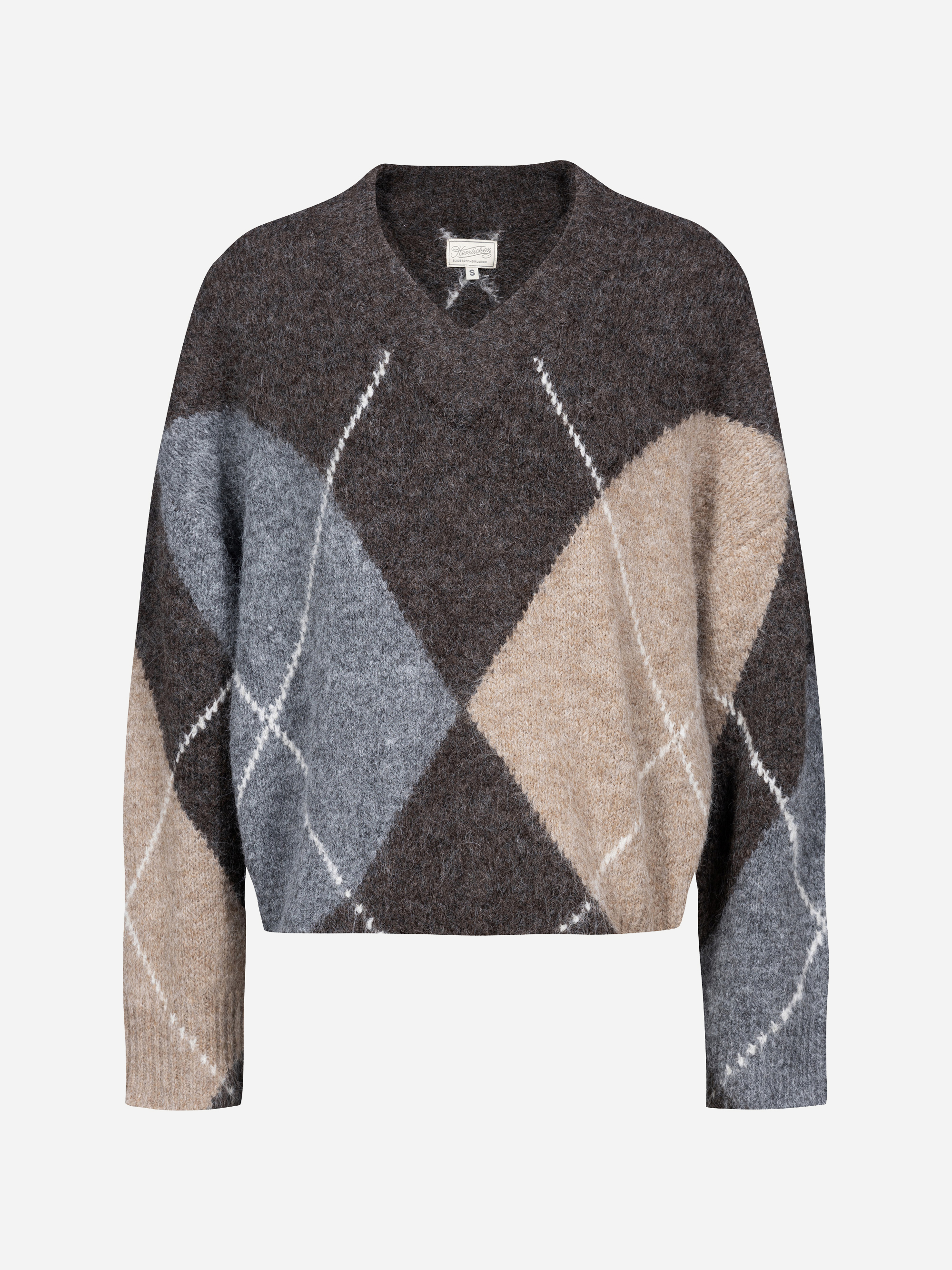 Ein flauschiger Pullover mit einem großen Argyle-Muster in Braun-, Beige- und Grautönen. Der Pullover hat einen V-Ausschnitt und lange Ärmel.