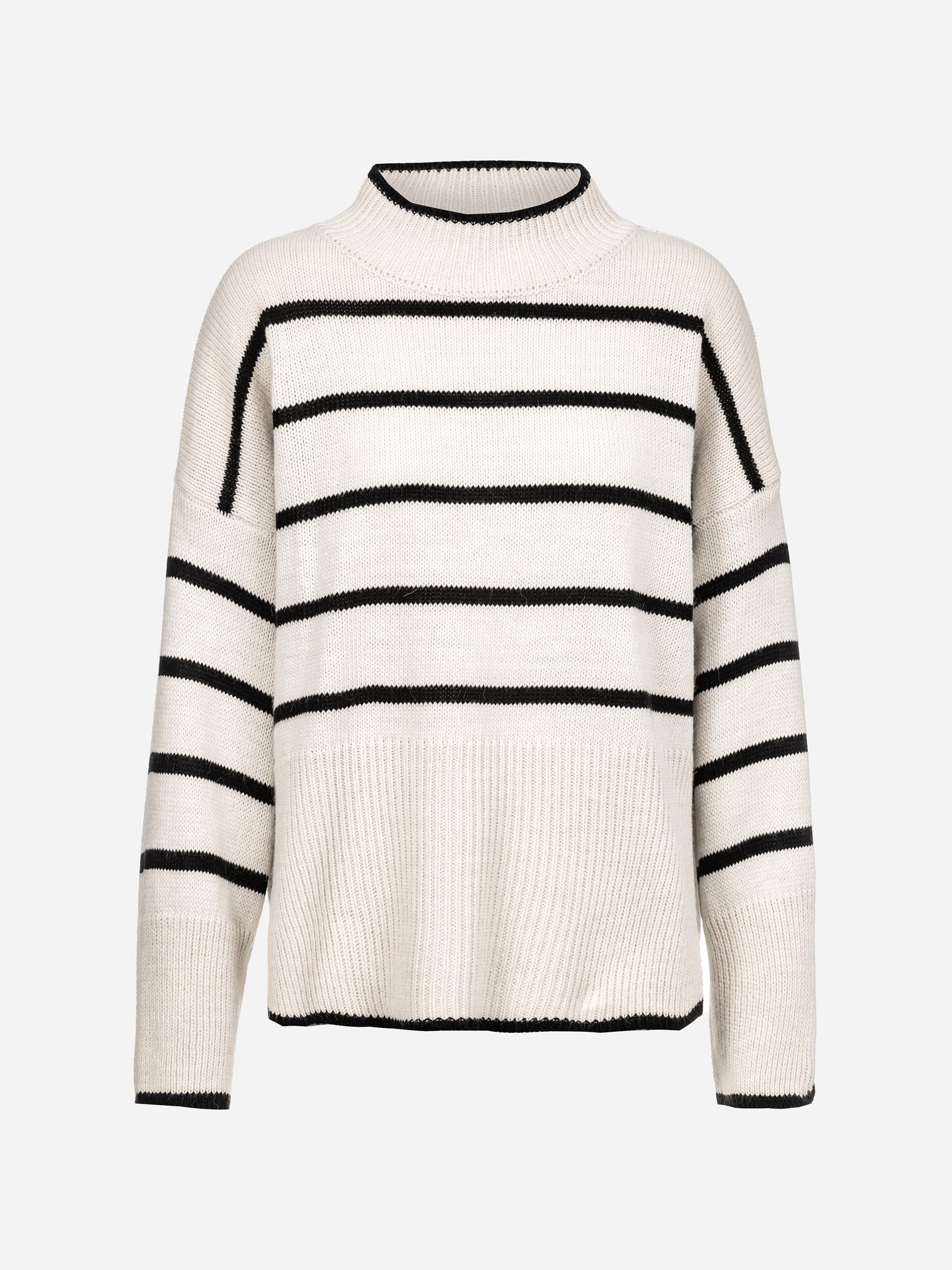 Cremefarbener, langärmeliger Strickpullover mit schwarzen Querstreifen und gerippten Details an Bündchen, Saum und Halsausschnitt auf weißem Grund.