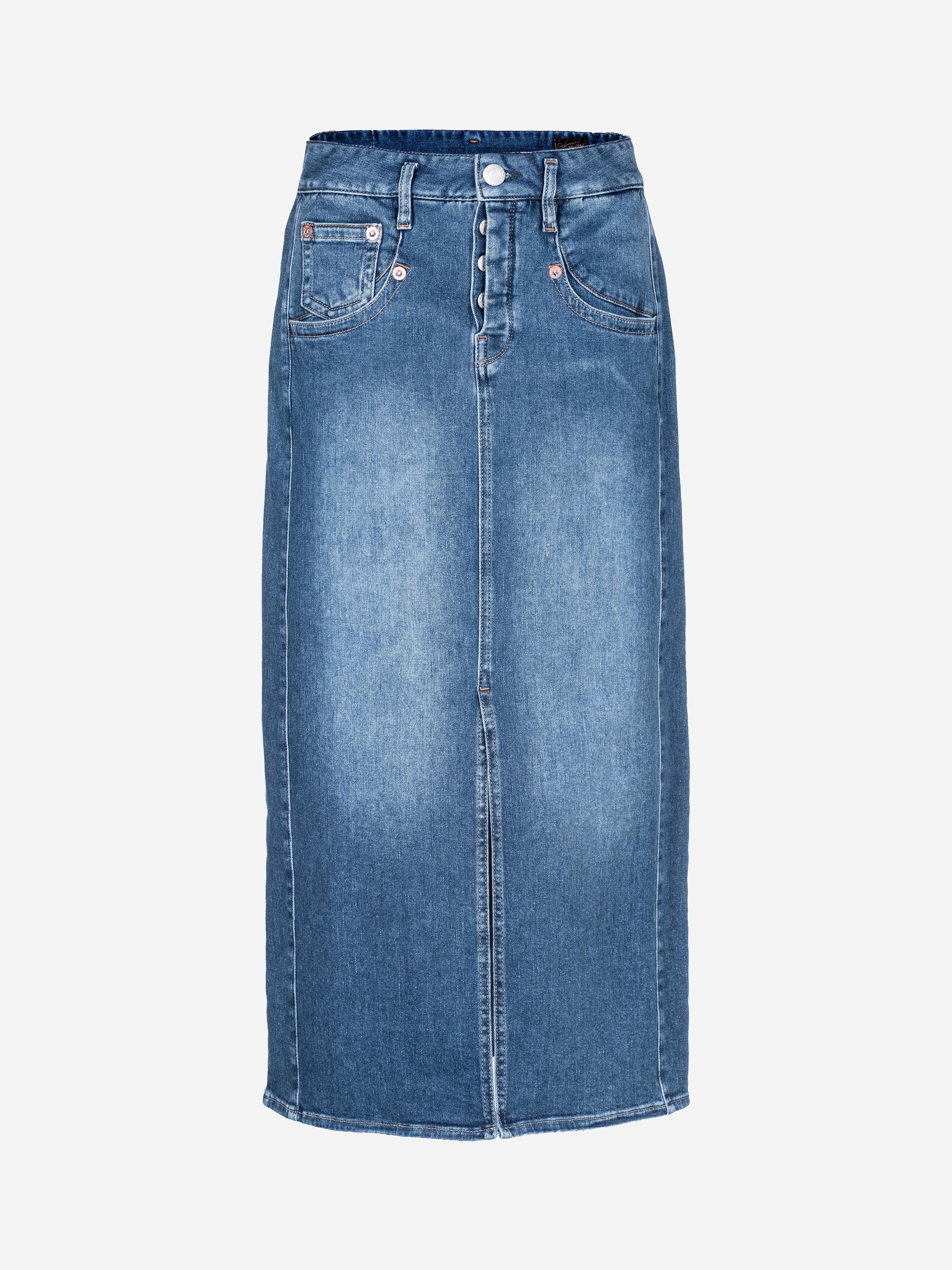 Blauer Jeans-Midirock mit hoher Taille, Vordertaschen, Gürtelschlaufen, Knopf- und Reißverschluss und geradem Schnitt auf einfarbig weißem Grund.