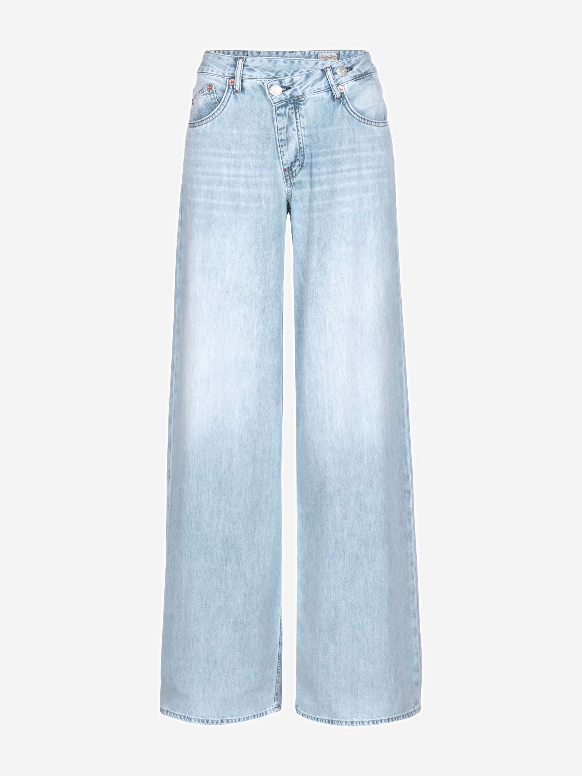 Hellblaue Jeans mit weitem Bein, hoher Taille, Vordertaschen, Gürtelschlaufen und Knopf-Reißverschluss auf weißem Grund.