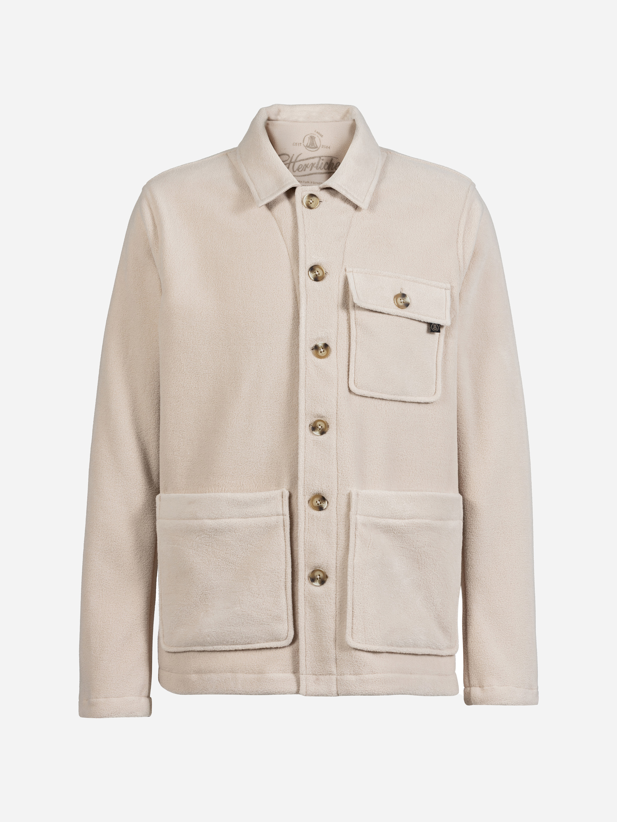 Eine beigefarbene Fleecejacke mit Kragen, Knopfleiste und drei Taschen auf der Vorderseite - zwei große auf der Unterseite und eine kleinere Brusttasche mit einer Knopfklappe.