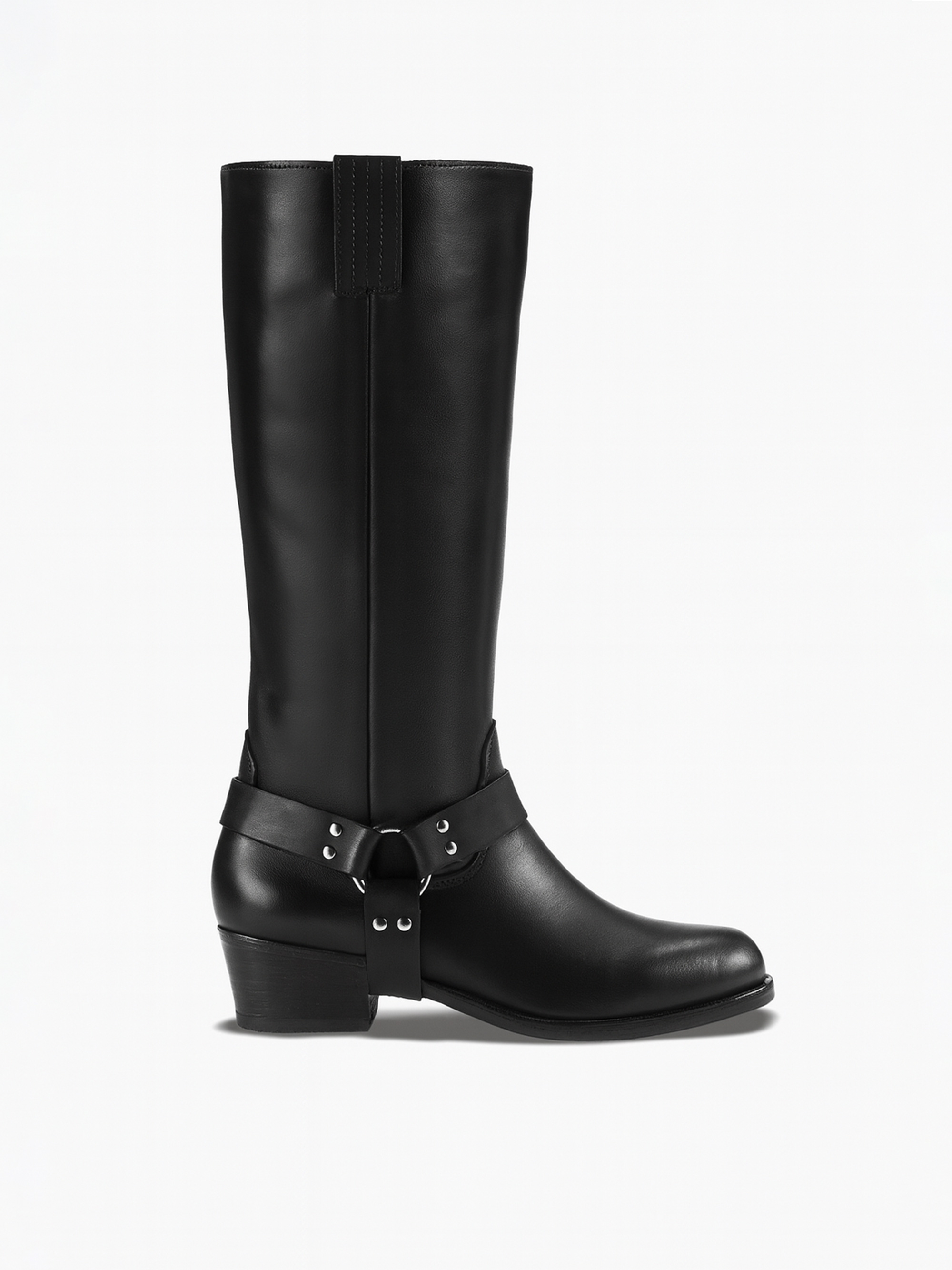 Ein kniehoher Stiefel aus schwarzem Leder mit niedrigem Absatz und Riemenverzierung, im Profil vor einem schlichten weißen Hintergrund dargestellt.