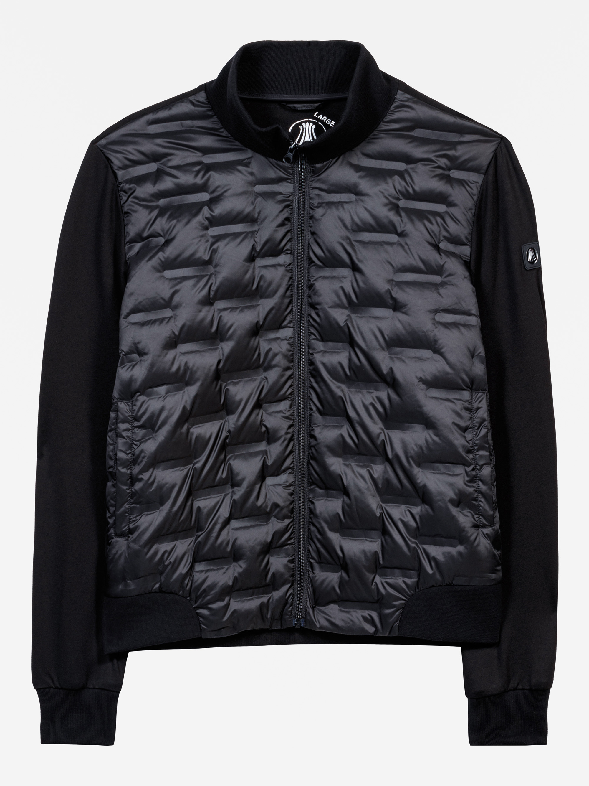 Schwarze Jacke mit gesteppter, glänzender Vorderseite, einfarbig schwarzen Ärmeln, Kragen und Bund sowie einem Reißverschluss vorne. Ein kleiner kreisförmiger Logoaufnäher ist auf dem oberen linken Ärmel zu sehen.
