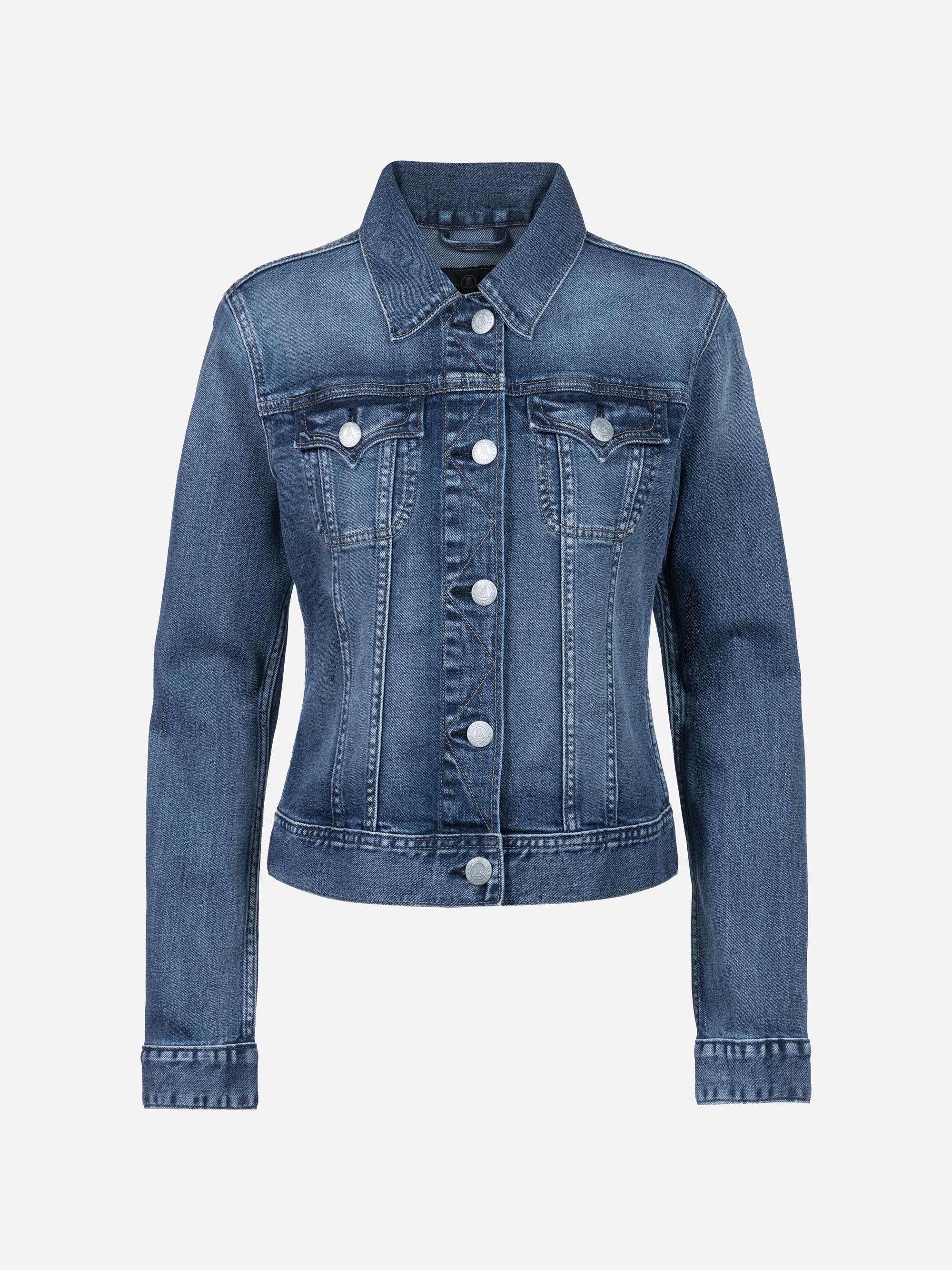 Blaue Jeansjacke mit silbernen Knöpfen, langen Ärmeln, Brusttaschen mit Klappen und sichtbaren Nähten auf weißem Hintergrund.