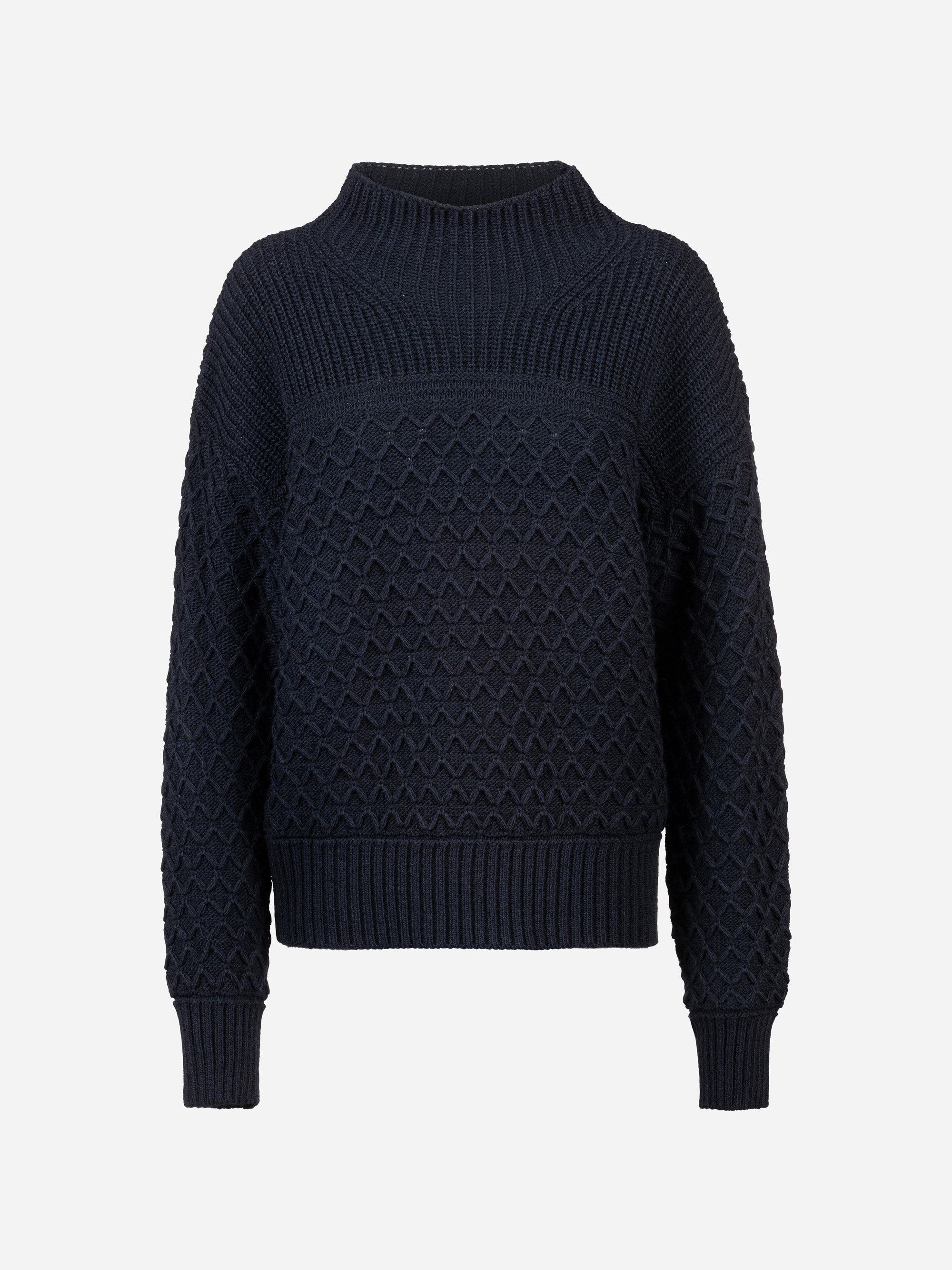 Dunkelnavyblauer Strickpullover mit strukturiertem Rautenmuster, gerippten Bündchen, Saum und Kragen auf einfarbig weißem Hintergrund.