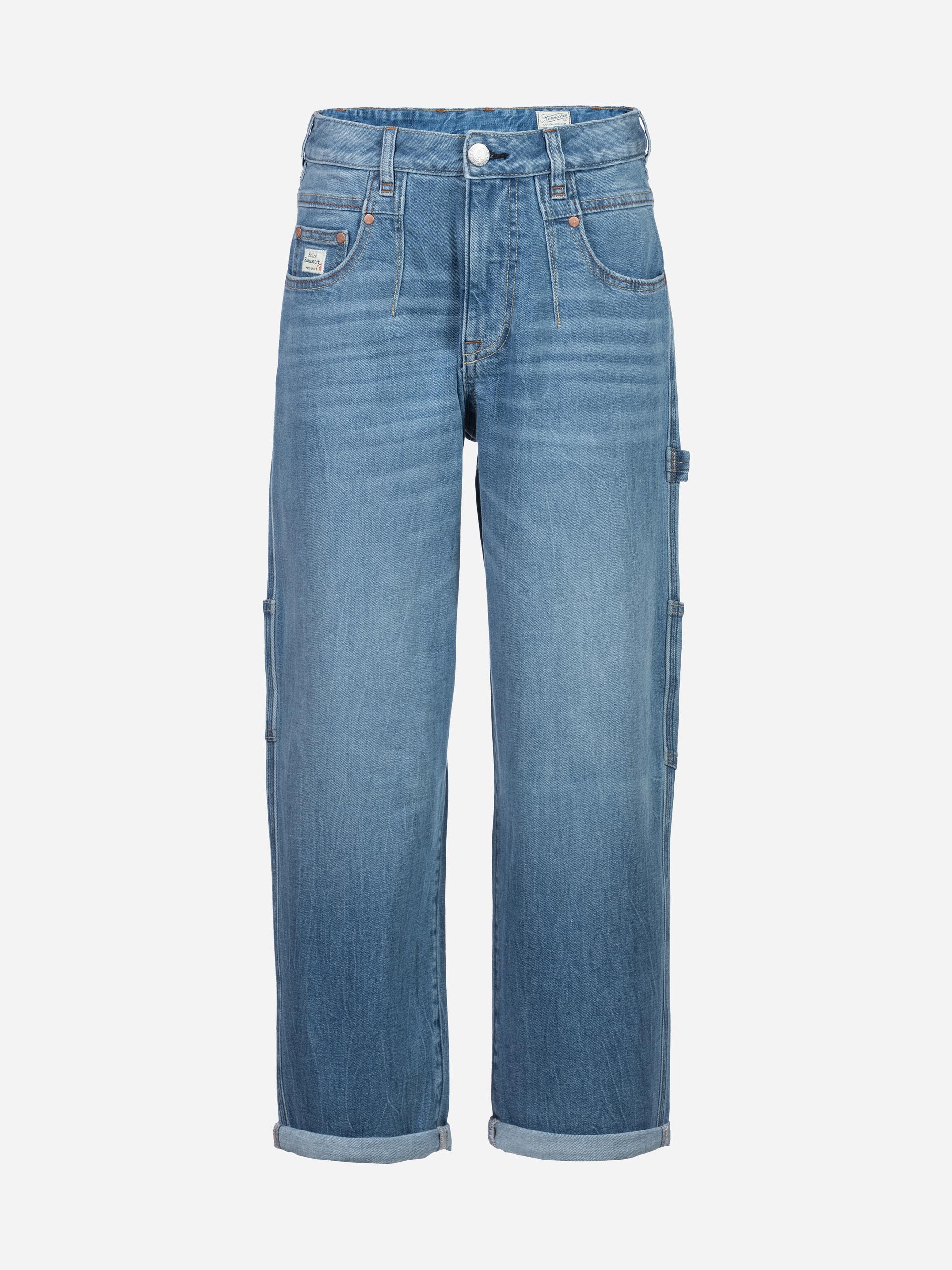 Ein Paar hellblaue Denim-Jeans mit lockerer Passform, mehreren Taschen und aufgerollten Bündchen auf weißem Hintergrund.