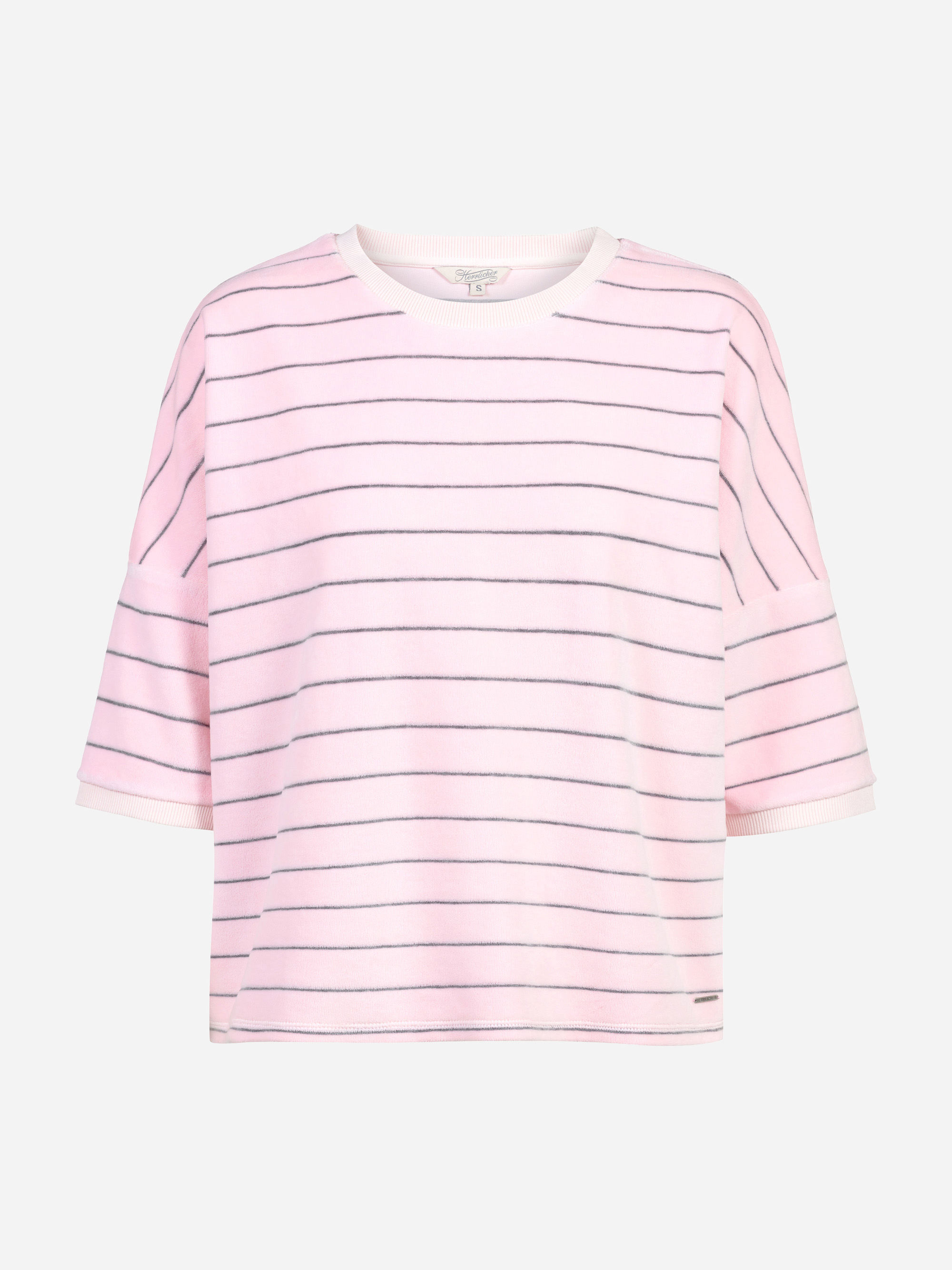 Ein hellrosa Kurzarmhemd mit dünnen, horizontalen marineblauen Streifen und weißem Rundhalsausschnitt auf einfarbig weißem Hintergrund.