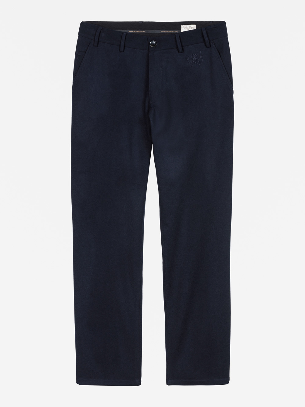 Eine marineblaue Hose mit geradem Bein, Gürtelschlaufen, Seitentaschen und einem Knopfverschluss auf weißem Hintergrund.