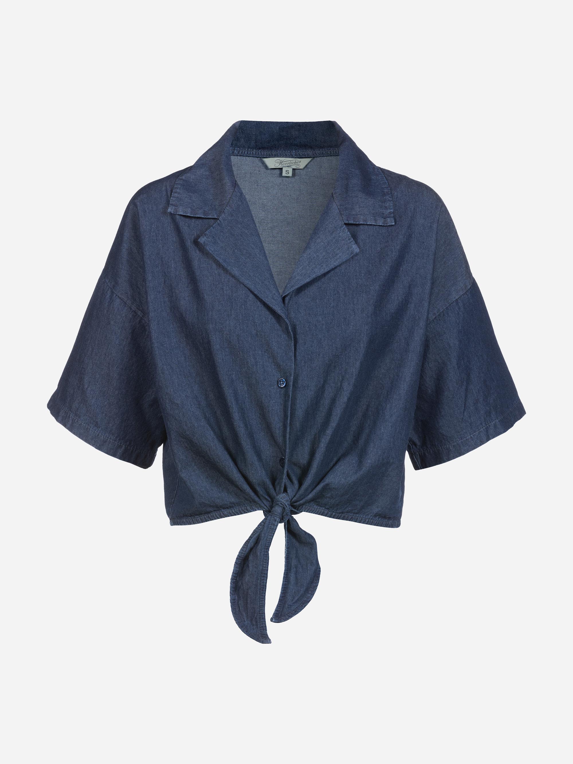 Ein kurzärmeliges, hochgeknöpftes Jeanshemd mit Kragen und Krawattenknoten auf der Vorderseite, dargestellt auf einem einfarbig weißen Hintergrund.