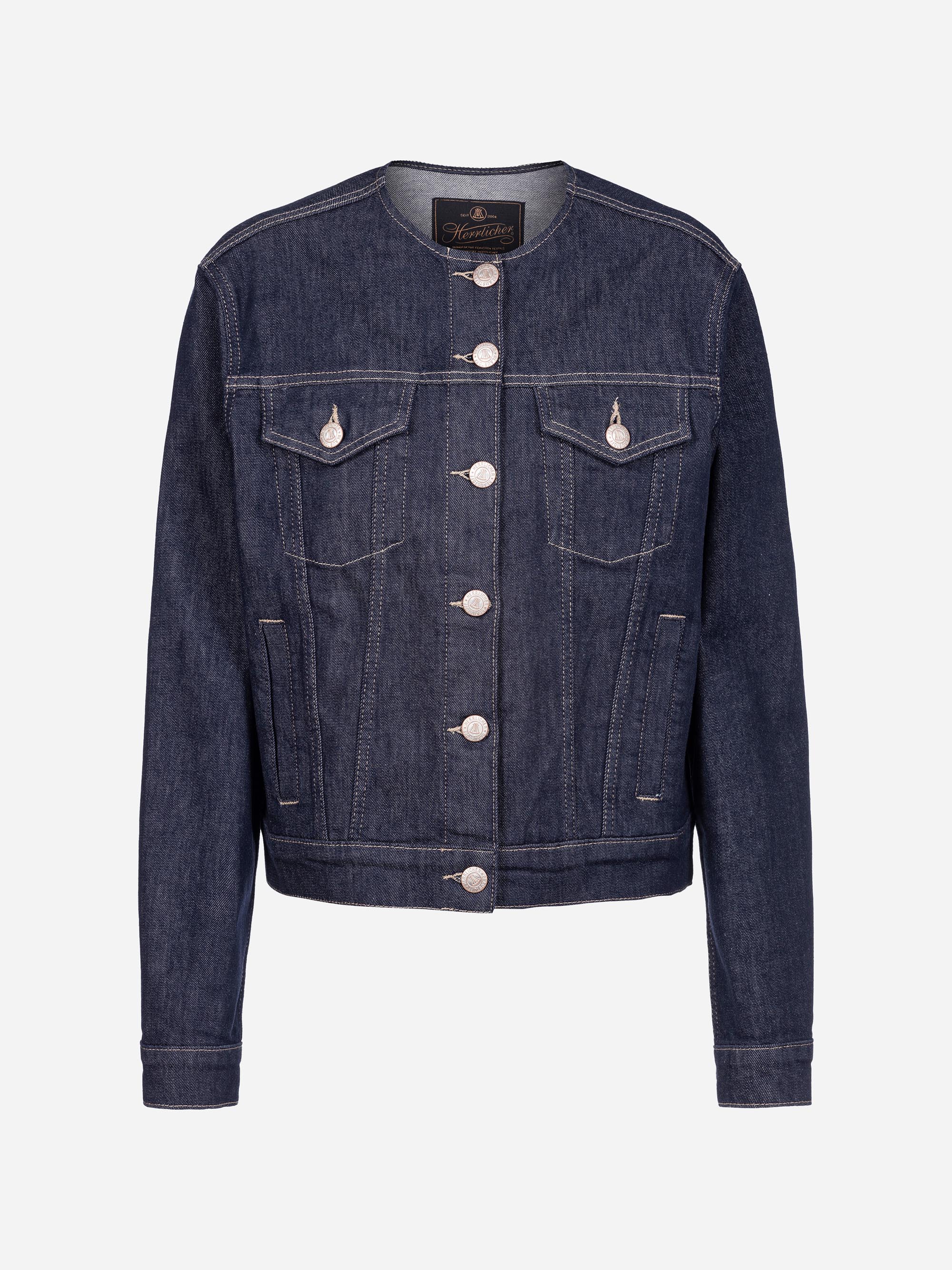 Eine klassische blaue Jeansjacke mit rundem Kragen, silbernen Knöpfen auf der Vorderseite, zwei Brusttaschen mit Klappen und Knöpfen sowie zwei vertikalen Seitentaschen. Die Jacke hat lange Ärmel und sichtbare Ziernähte.