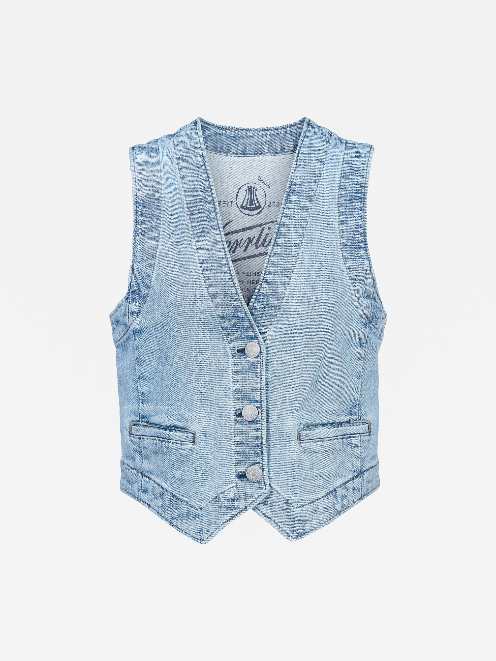 Hellblaue Jeansweste mit drei silbernen Knöpfen, zwei kleinen Vordertaschen und einem spitzen Saum. Die Weste hat sichtbare Nähte und ein Etikett im Kragenbereich.