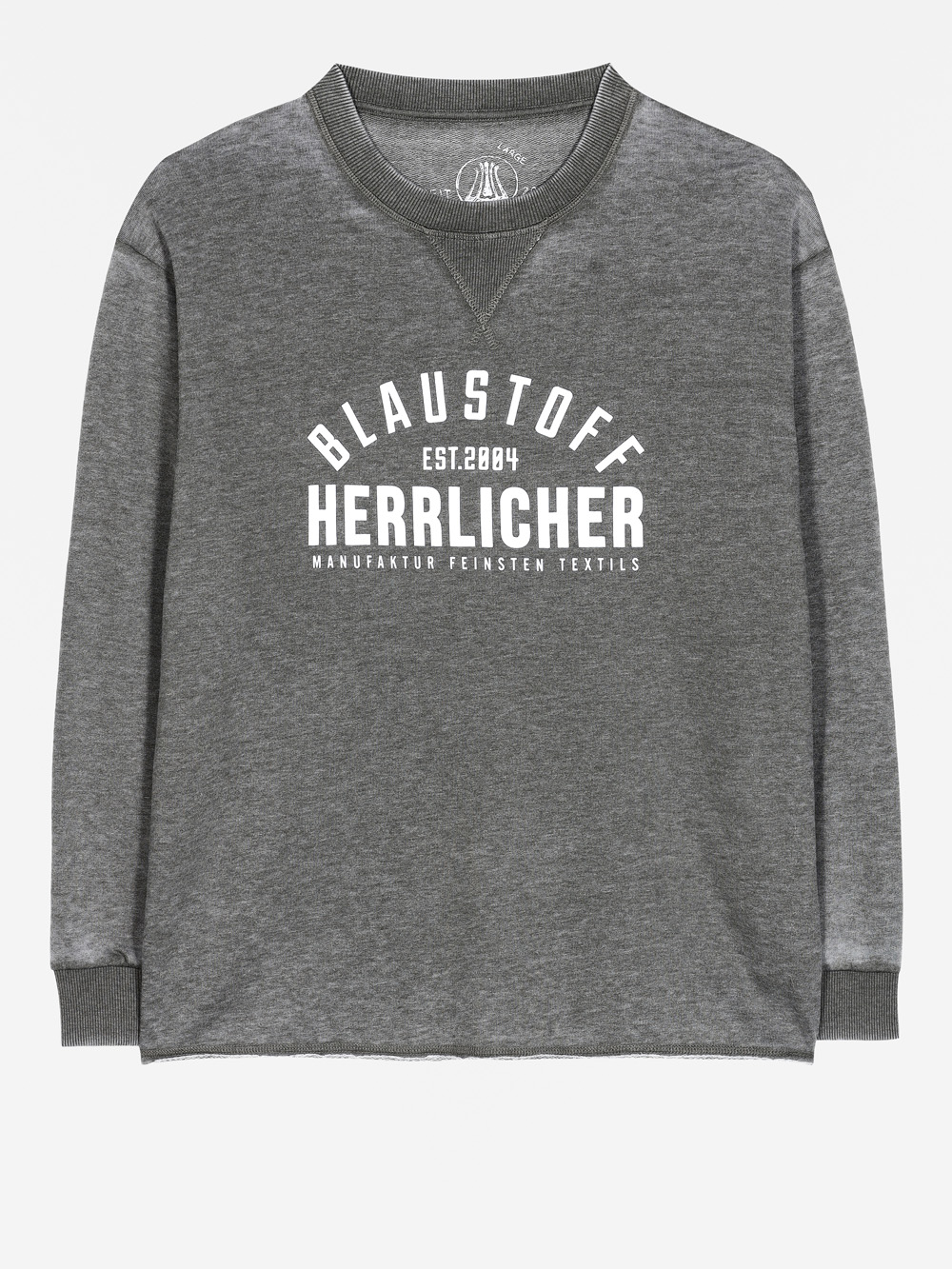 Ein langärmeliges, erdgraues Sweatshirt mit dunkel geripptem Kragen und Manschetten und weißem Aufdruck mit der Aufschrift: Blaustoff EST. 2004 Herrlicher Manufaktur Feinsten Textils.